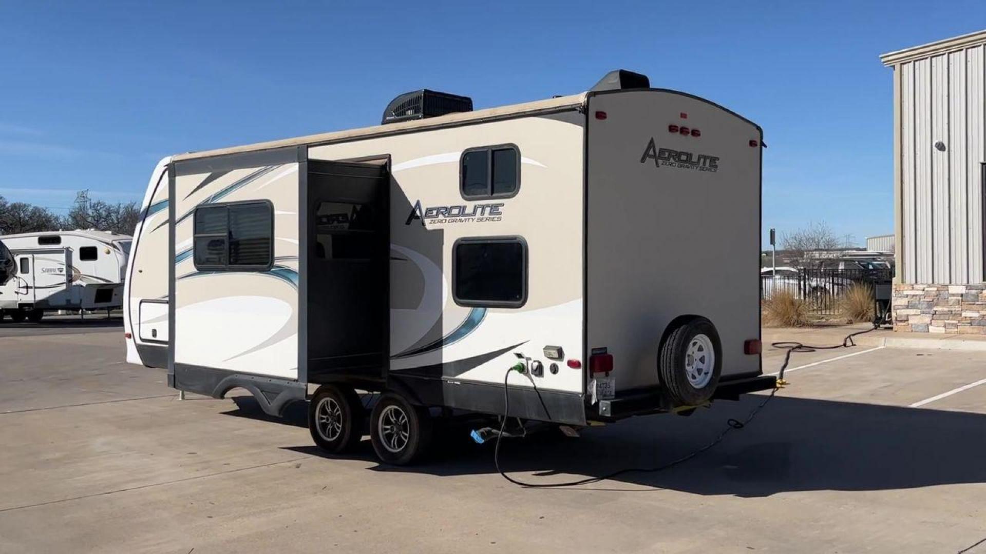 2016 DUTCHMEN AEROLITE 221BHSL (4YDT22121GP) , Length: 26.58 ft. | Dry Weight: 5,271 lbs. | Slides: 1 transmission, located at 4319 N Main Street, Cleburne, TX, 76033, (817) 221-0660, 32.435829, -97.384178 - Experience the 2016 Dutchmen Aerolite 221BHSL Travel Trailer, which offers the ideal balance of comfort and adaptability. This travel trailer provides a comfortable living area for your road trips and is ideal for both families and adventure seekers. This trailer measures 26.58 ft in length by 11.42 - Photo#7