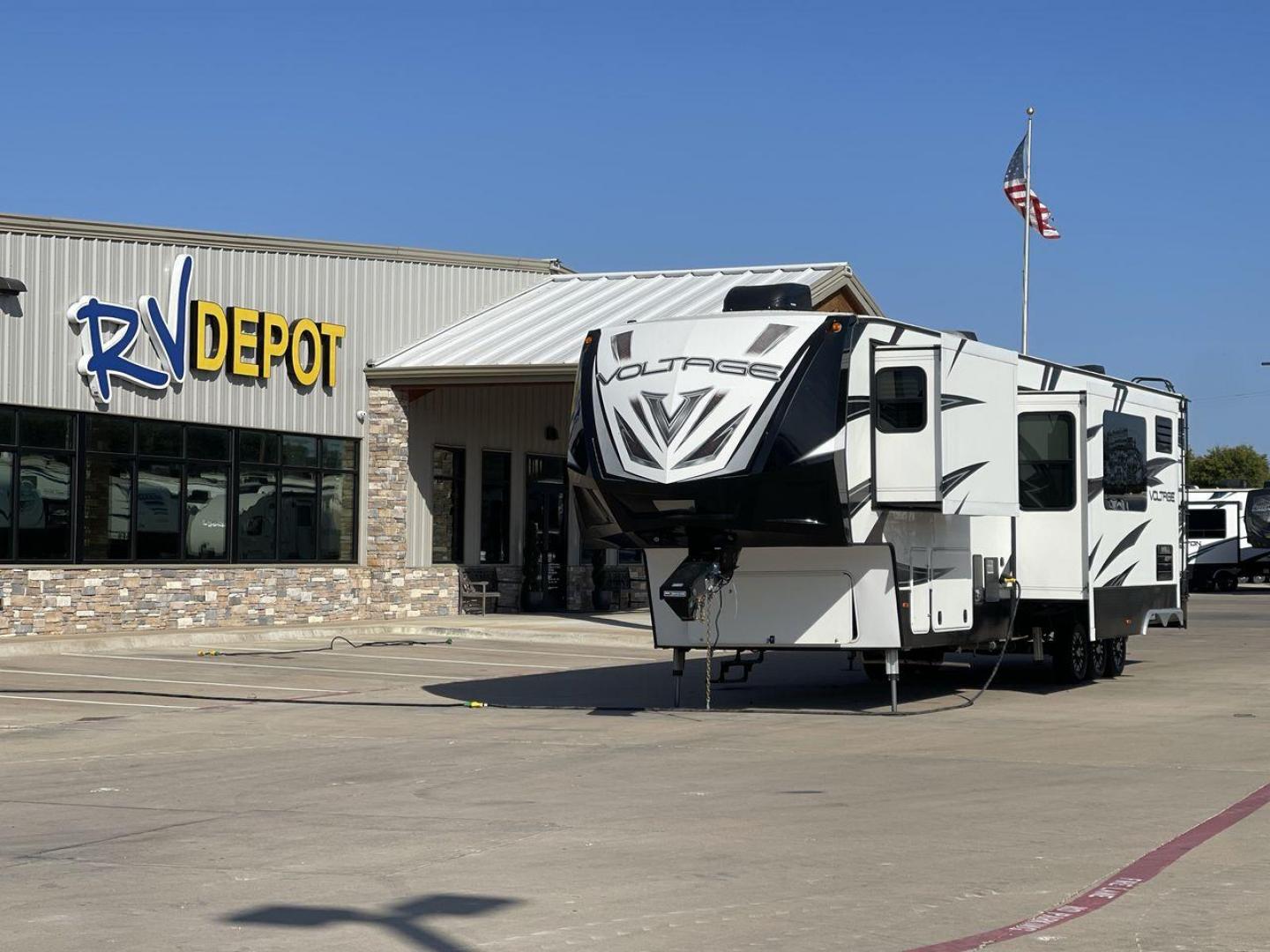 2016 DUTCHMEN VOLTAGE 4150 (4YDF41533GZ) , Length: 44.08 ft. | Dry Weight: 16,685 lbs. | Slides: 3 transmission, located at 4319 N Main Street, Cleburne, TX, 76033, (817) 221-0660, 32.435829, -97.384178 - Photo#0