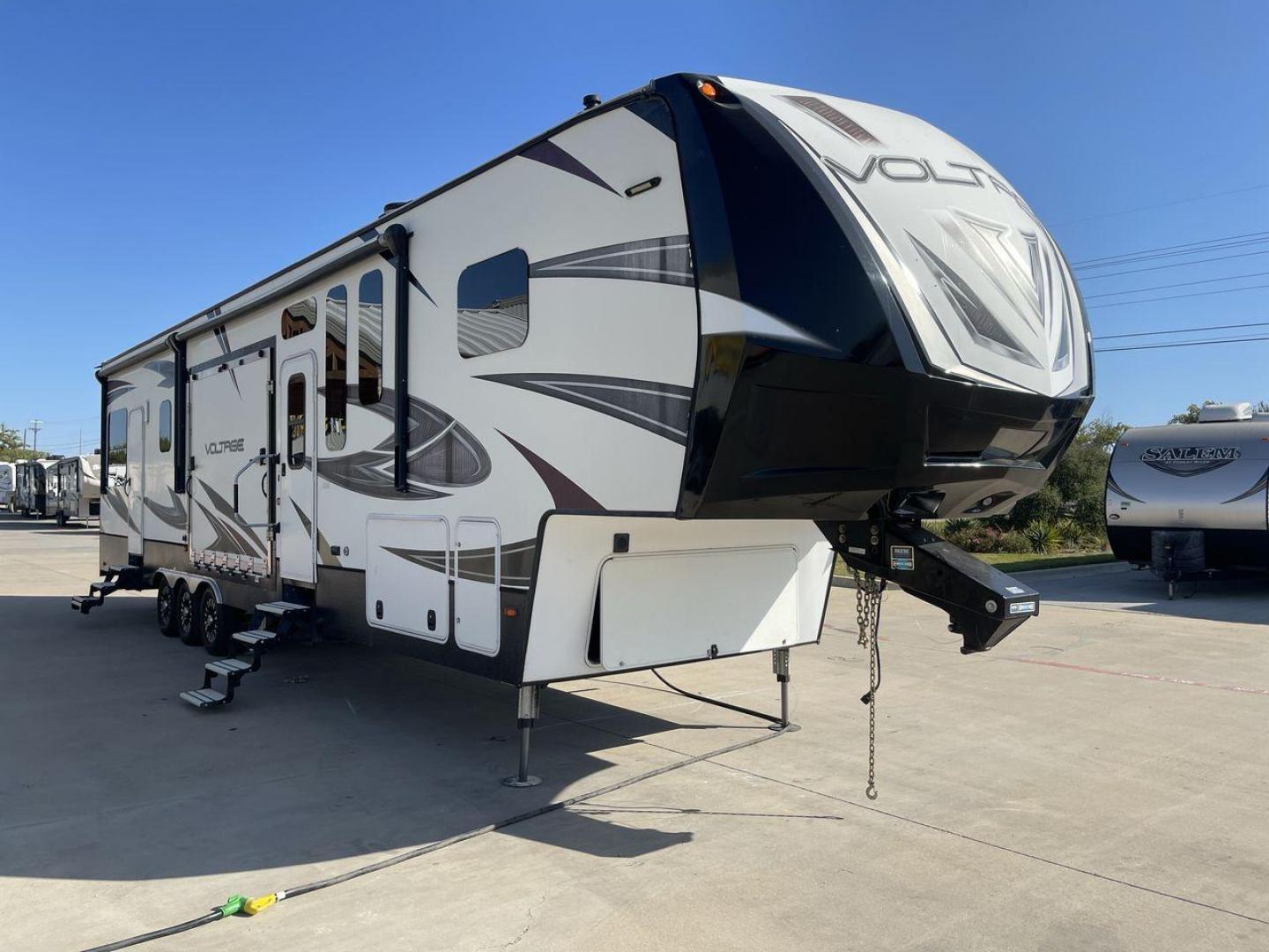 2016 DUTCHMEN VOLTAGE 4150 (4YDF41533GZ) , Length: 44.08 ft. | Dry Weight: 16,685 lbs. | Slides: 3 transmission, located at 4319 N Main Street, Cleburne, TX, 76033, (817) 221-0660, 32.435829, -97.384178 - Photo#22