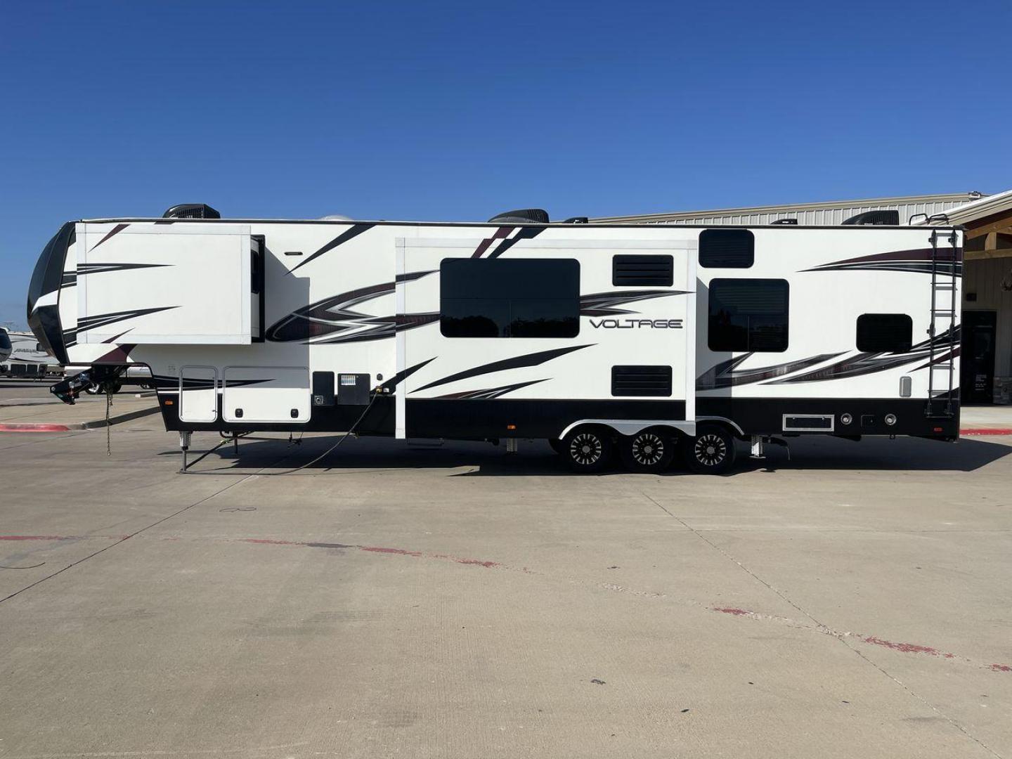 2016 DUTCHMEN VOLTAGE 4150 (4YDF41533GZ) , Length: 44.08 ft. | Dry Weight: 16,685 lbs. | Slides: 3 transmission, located at 4319 N Main Street, Cleburne, TX, 76033, (817) 221-0660, 32.435829, -97.384178 - Photo#23