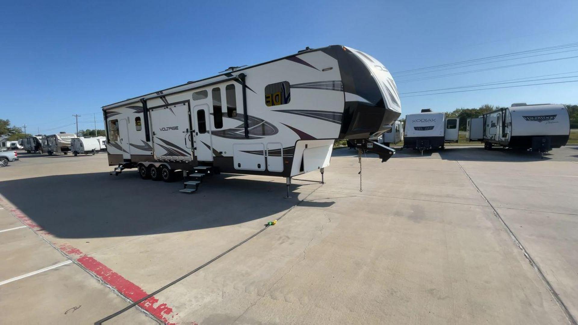 2016 DUTCHMEN VOLTAGE 4150 (4YDF41533GZ) , Length: 44.08 ft. | Dry Weight: 16,685 lbs. | Slides: 3 transmission, located at 4319 N Main Street, Cleburne, TX, 76033, (817) 221-0660, 32.435829, -97.384178 - Photo#3