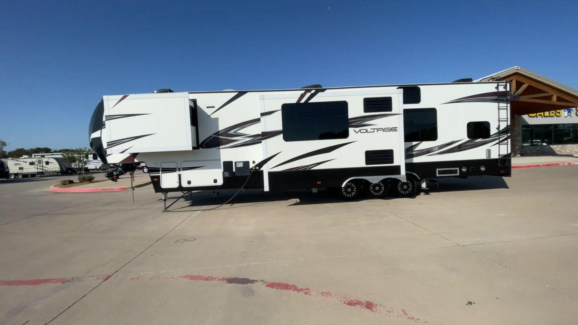 2016 DUTCHMEN VOLTAGE 4150 (4YDF41533GZ) , Length: 44.08 ft. | Dry Weight: 16,685 lbs. | Slides: 3 transmission, located at 4319 N Main Street, Cleburne, TX, 76033, (817) 221-0660, 32.435829, -97.384178 - Photo#6