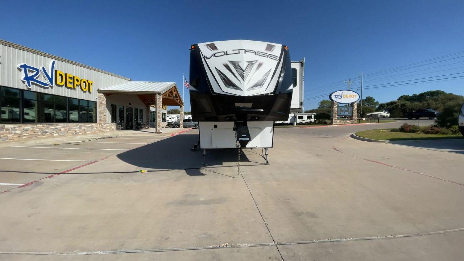 2016 DUTCHMEN VOLTAGE 4150 (4YDF41533GZ) , Length: 44.08 ft. | Dry Weight: 16,685 lbs. | Slides: 3 transmission, located at 4319 N Main Street, Cleburne, TX, 76033, (817) 221-0660, 32.435829, -97.384178 - Photo#4