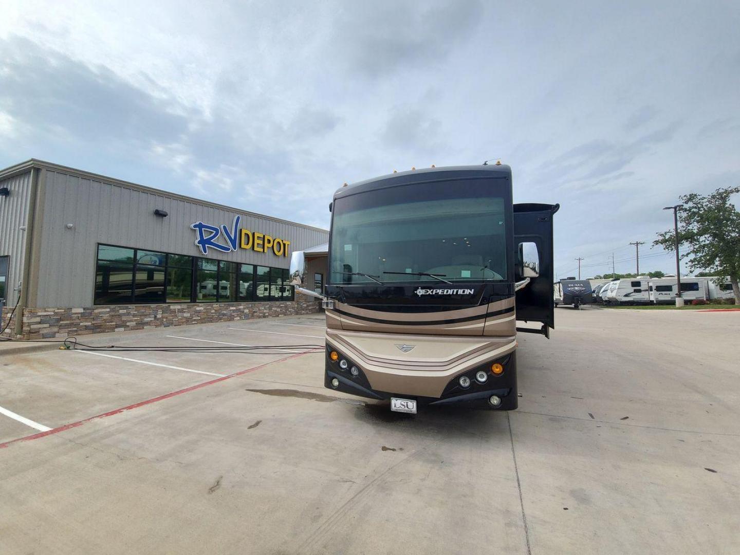 2016 BLACK DES FLEETWOOD EXPEDITION 38K (4UZACWDT2GC) , Length: 38.62 ft | Gross Weight: 32,400 lbs. | Slides: 3 transmission, located at 4319 N Main Street, Cleburne, TX, 76033, (817) 221-0660, 32.435829, -97.384178 - The 2016 Fleetwood Expedition 36K motorhome runs for about 50,505 miles. The dimensions are 38.62 ft in length, 8.5 ft in width, 12.83 ft in height, 7 ft interior height, and a wheelbase of 21 ft. It has a towing capacity of 10,000 lbs and a GVWR of 32,400 lbs. There are three total slideouts and on - Photo#0