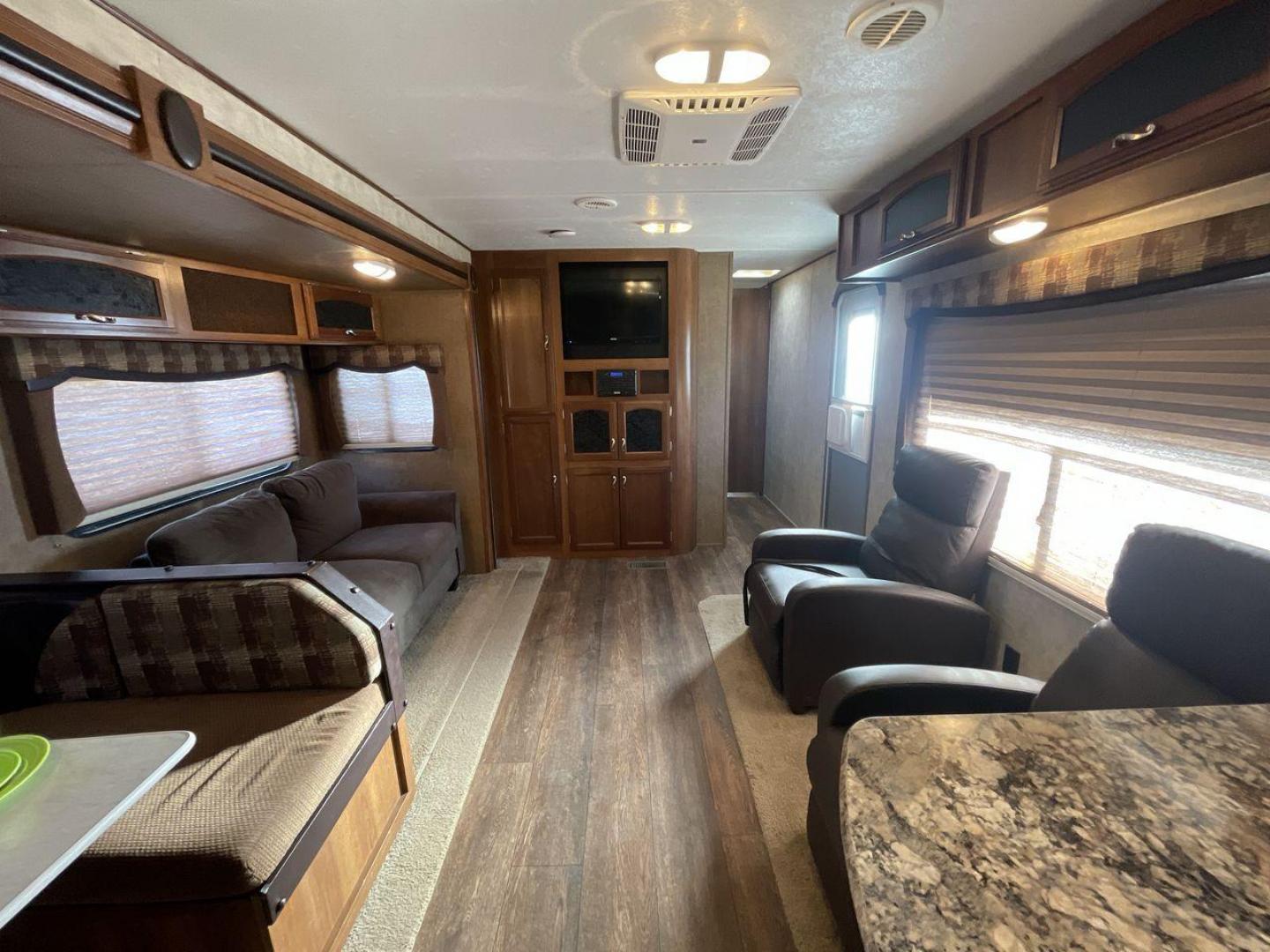 2016 FOREST RIVER AVENGER 28RKS - (5ZT2AVTBXGB) , located at 4319 N Main Street, Cleburne, TX, 76033, (817) 221-0660, 32.435829, -97.384178 - Photo#11