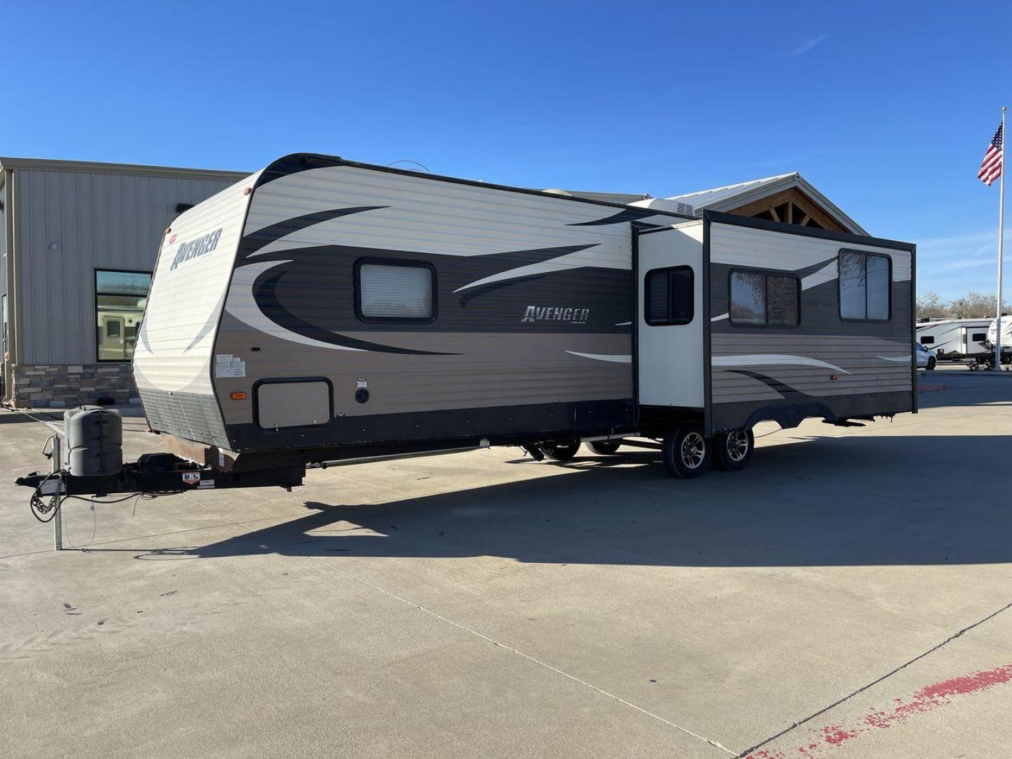 2016 FOREST RIVER AVENGER 28RKS - (5ZT2AVTBXGB) , located at 4319 N Main Street, Cleburne, TX, 76033, (817) 221-0660, 32.435829, -97.384178 - Photo#24