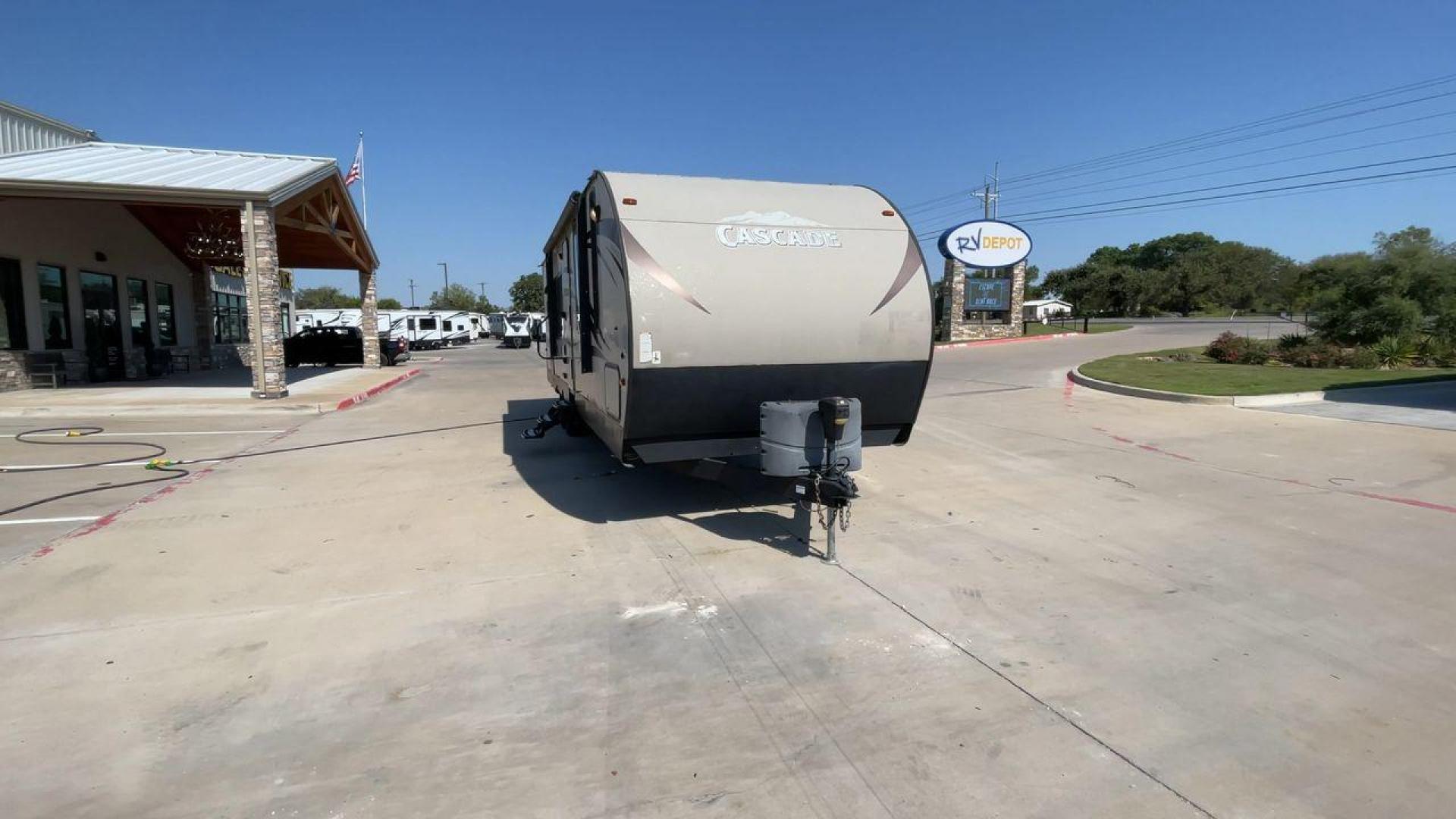 2016 FOREST RIVER CASCADE 274RKC (4X4TCSC24G9) , Length: 33.58 ft. | Dry Weight: 6,742 lbs. | Gross Weight: 9,980 lbs. | Slides: 1 transmission, located at 4319 N Main Street, Cleburne, TX, 76033, (817) 221-0660, 32.435829, -97.384178 - Photo#4