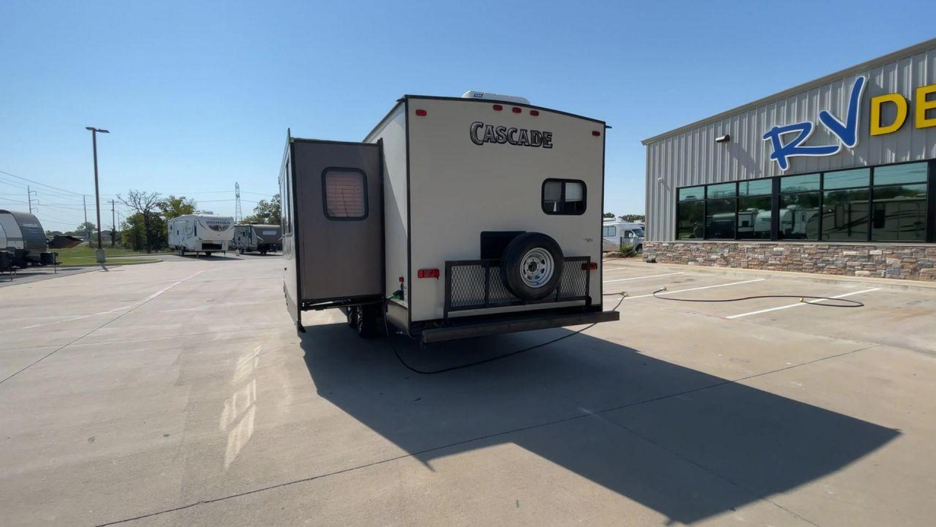 2016 FOREST RIVER CASCADE 274RKC (4X4TCSC24G9) , Length: 33.58 ft. | Dry Weight: 6,742 lbs. | Gross Weight: 9,980 lbs. | Slides: 1 transmission, located at 4319 N Main Street, Cleburne, TX, 76033, (817) 221-0660, 32.435829, -97.384178 - Photo#8