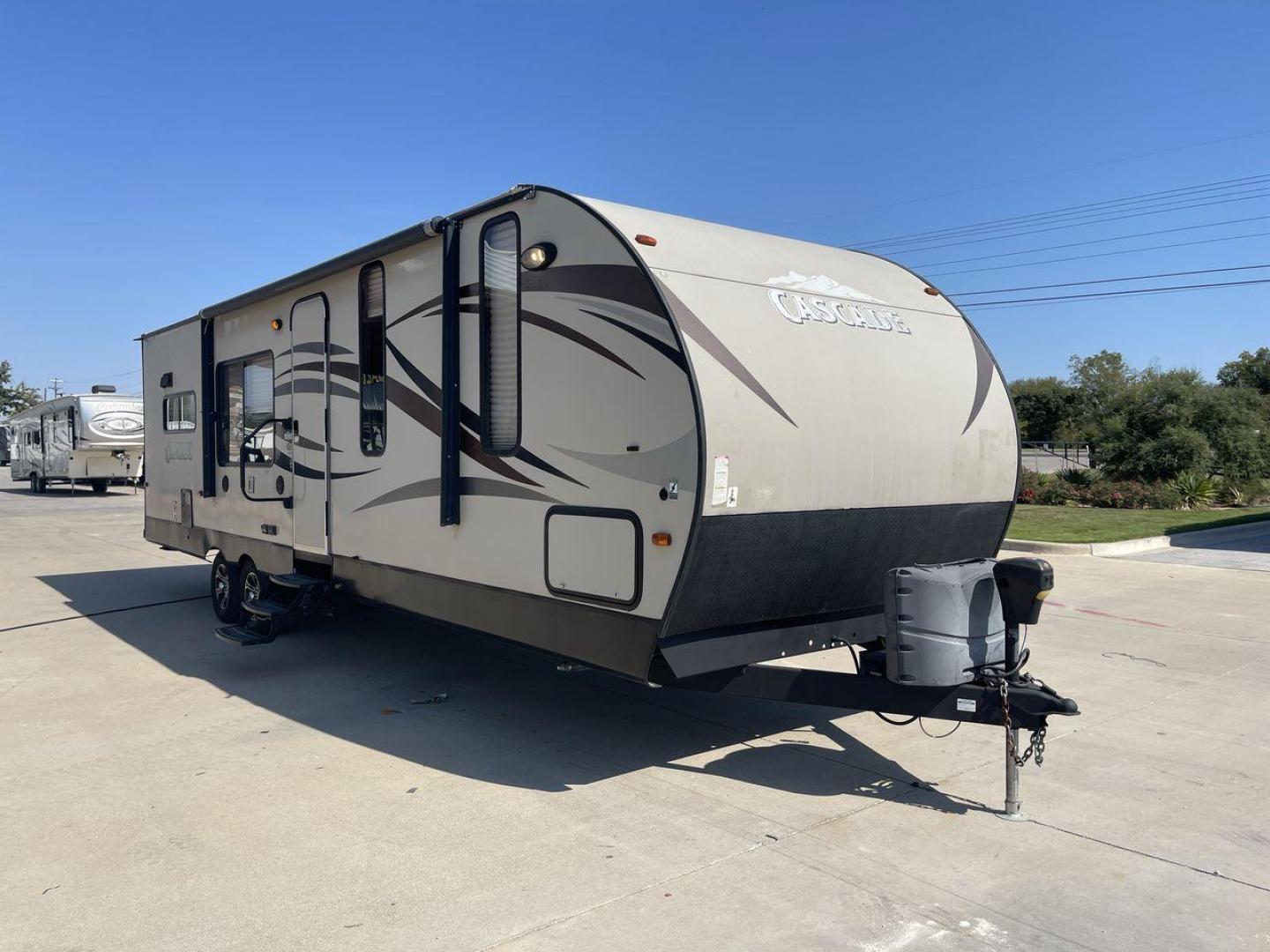 2016 FOREST RIVER CASCADE 274RKC (4X4TCSC24G9) , Length: 33.58 ft. | Dry Weight: 6,742 lbs. | Gross Weight: 9,980 lbs. | Slides: 1 transmission, located at 4319 N Main Street, Cleburne, TX, 76033, (817) 221-0660, 32.435829, -97.384178 - Photo#23