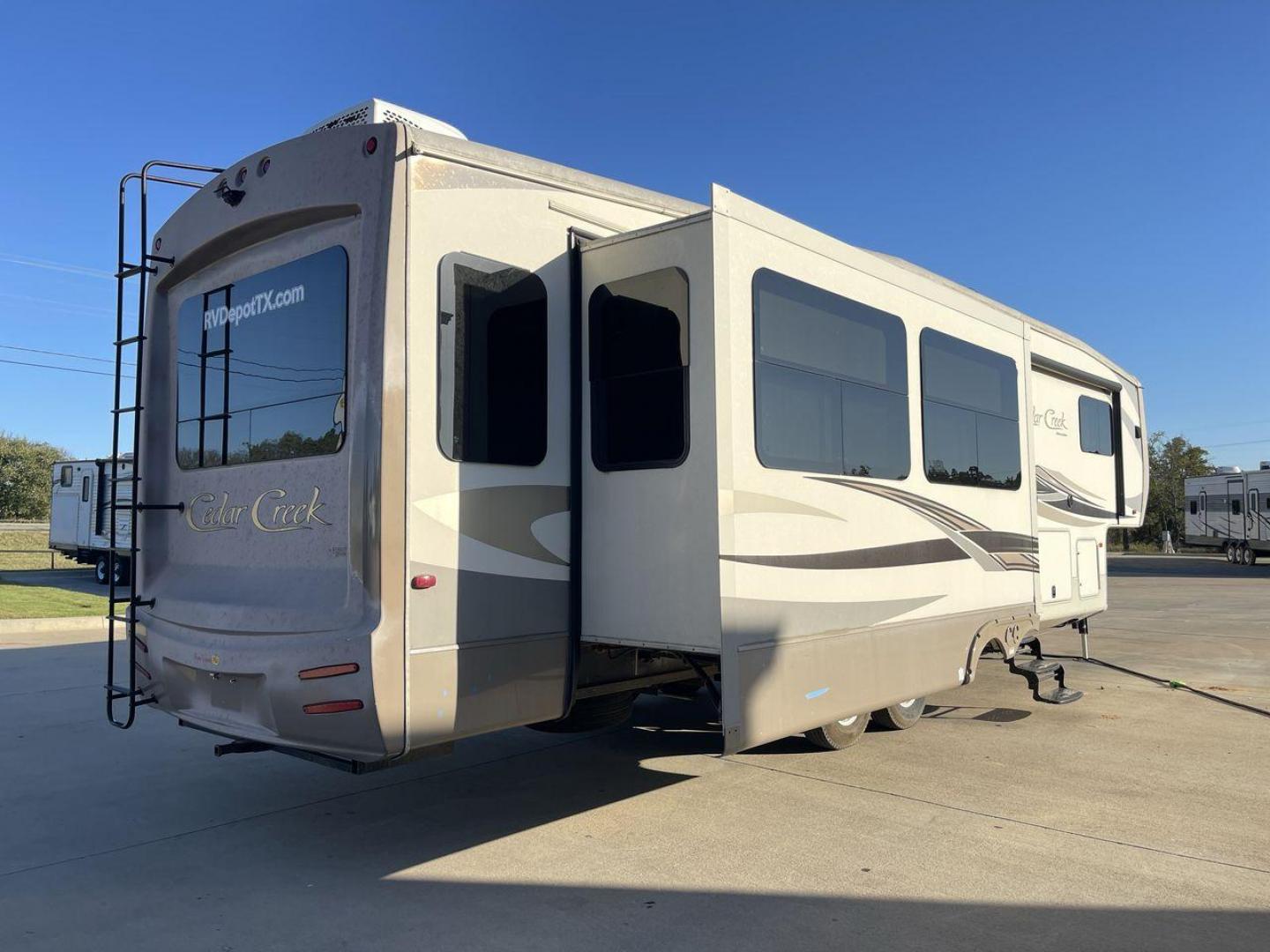 2016 FOREST RIVER CEDAR CREEK 36CKTS - (4X4FCRM24GS) , Length: 39.83 ft. | Dry Weight: 12,670 lbs. | Gross Weight: 16,407 lbs. | Slides: 3 transmission, located at 4319 N Main Street, Cleburne, TX, 76033, (817) 221-0660, 32.435829, -97.384178 - RV Depot in Cleburne, TX is offering a fantastic deal on a 2016 Forest River Cedar Creek 36KTS fifth wheel rear living vehicle. Priced at just $53,995, this luxurious RV is perfect for those looking to hit the open road and explore the local driving highlights around Cleburne, TX. Located in Clebur - Photo#24