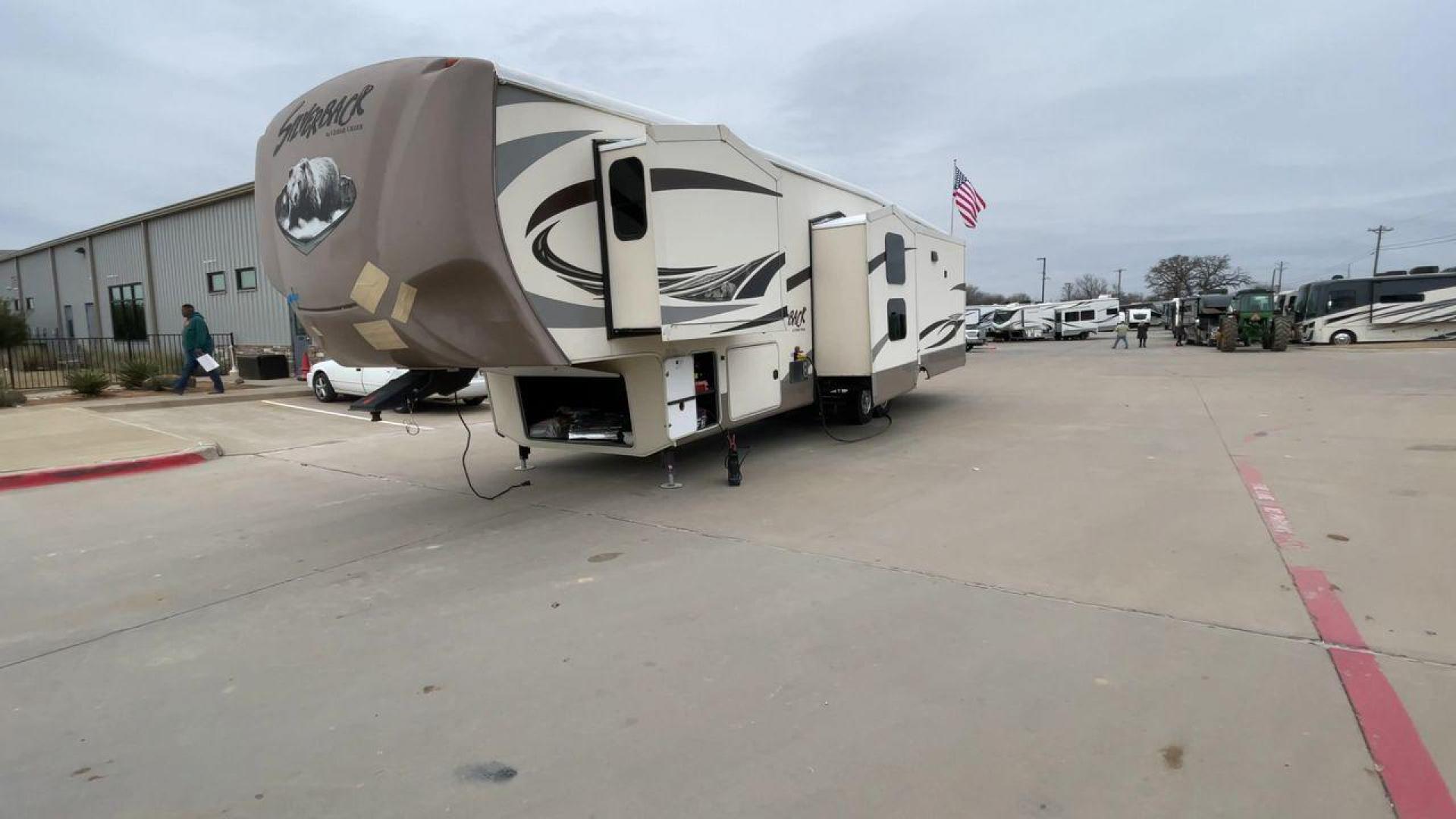 2016 BEIGE FOREST RIVER CEDAR CREEK SILVERBA - (4X4FCRN29GS) , Length: 42.17 ft. | Dry Weight: 12,620 lbs. | Gross Weight: 16,135 lbs. | Slides: 4 transmission, located at 4319 N Main Street, Cleburne, TX, 76033, (817) 221-0660, 32.435829, -97.384178 - This 2016 Forest River Fifth Wheel measures in at just over 42 feet long and 8 feet wide with a dry weight of 12,620 lbs. It has a GVWR of 16,135 lbs and a hitch weight of 2,135 lbs. It also comes with automatic heating and cooling rated at 40,000 and 15,000 BTUs respectively. The exterior of this u - Photo#5