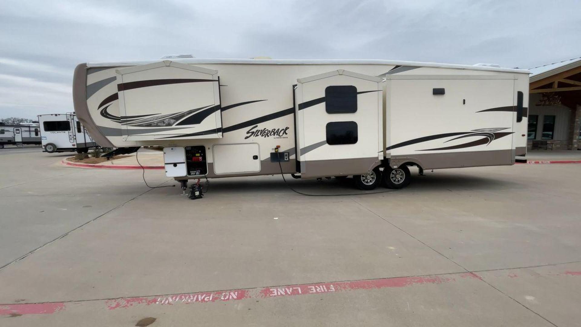 2016 BEIGE FOREST RIVER CEDAR CREEK SILVERBA - (4X4FCRN29GS) , Length: 42.17 ft. | Dry Weight: 12,620 lbs. | Gross Weight: 16,135 lbs. | Slides: 4 transmission, located at 4319 N Main Street, Cleburne, TX, 76033, (817) 221-0660, 32.435829, -97.384178 - This 2016 Forest River Fifth Wheel measures in at just over 42 feet long and 8 feet wide with a dry weight of 12,620 lbs. It has a GVWR of 16,135 lbs and a hitch weight of 2,135 lbs. It also comes with automatic heating and cooling rated at 40,000 and 15,000 BTUs respectively. The exterior of this u - Photo#6