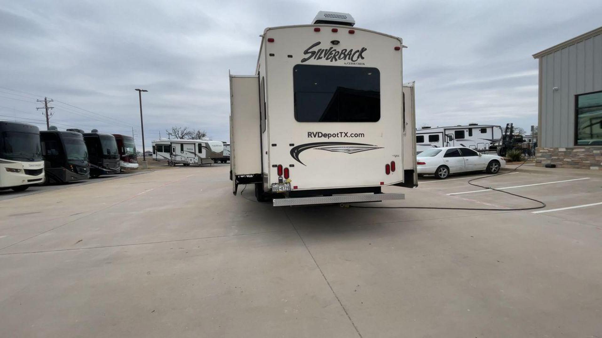 2016 BEIGE FOREST RIVER CEDAR CREEK SILVERBA - (4X4FCRN29GS) , Length: 42.17 ft. | Dry Weight: 12,620 lbs. | Gross Weight: 16,135 lbs. | Slides: 4 transmission, located at 4319 N Main Street, Cleburne, TX, 76033, (817) 221-0660, 32.435829, -97.384178 - This 2016 Forest River Fifth Wheel measures in at just over 42 feet long and 8 feet wide with a dry weight of 12,620 lbs. It has a GVWR of 16,135 lbs and a hitch weight of 2,135 lbs. It also comes with automatic heating and cooling rated at 40,000 and 15,000 BTUs respectively. The exterior of this u - Photo#8