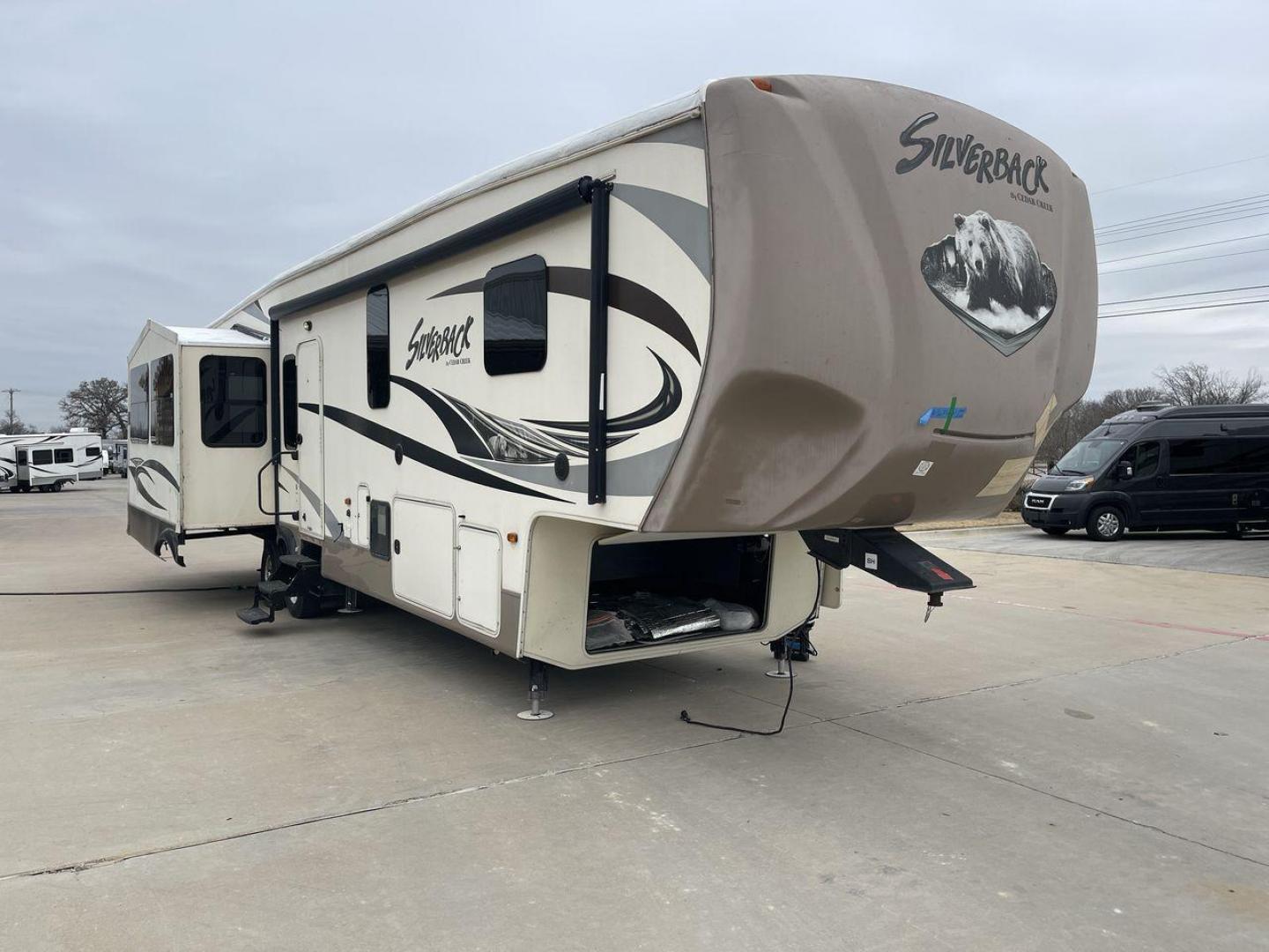 2016 BEIGE FOREST RIVER CEDAR CREEK SILVERBA - (4X4FCRN29GS) , Length: 42.17 ft. | Dry Weight: 12,620 lbs. | Gross Weight: 16,135 lbs. | Slides: 4 transmission, located at 4319 N Main Street, Cleburne, TX, 76033, (817) 221-0660, 32.435829, -97.384178 - This 2016 Forest River Fifth Wheel measures in at just over 42 feet long and 8 feet wide with a dry weight of 12,620 lbs. It has a GVWR of 16,135 lbs and a hitch weight of 2,135 lbs. It also comes with automatic heating and cooling rated at 40,000 and 15,000 BTUs respectively. The exterior of this u - Photo#23