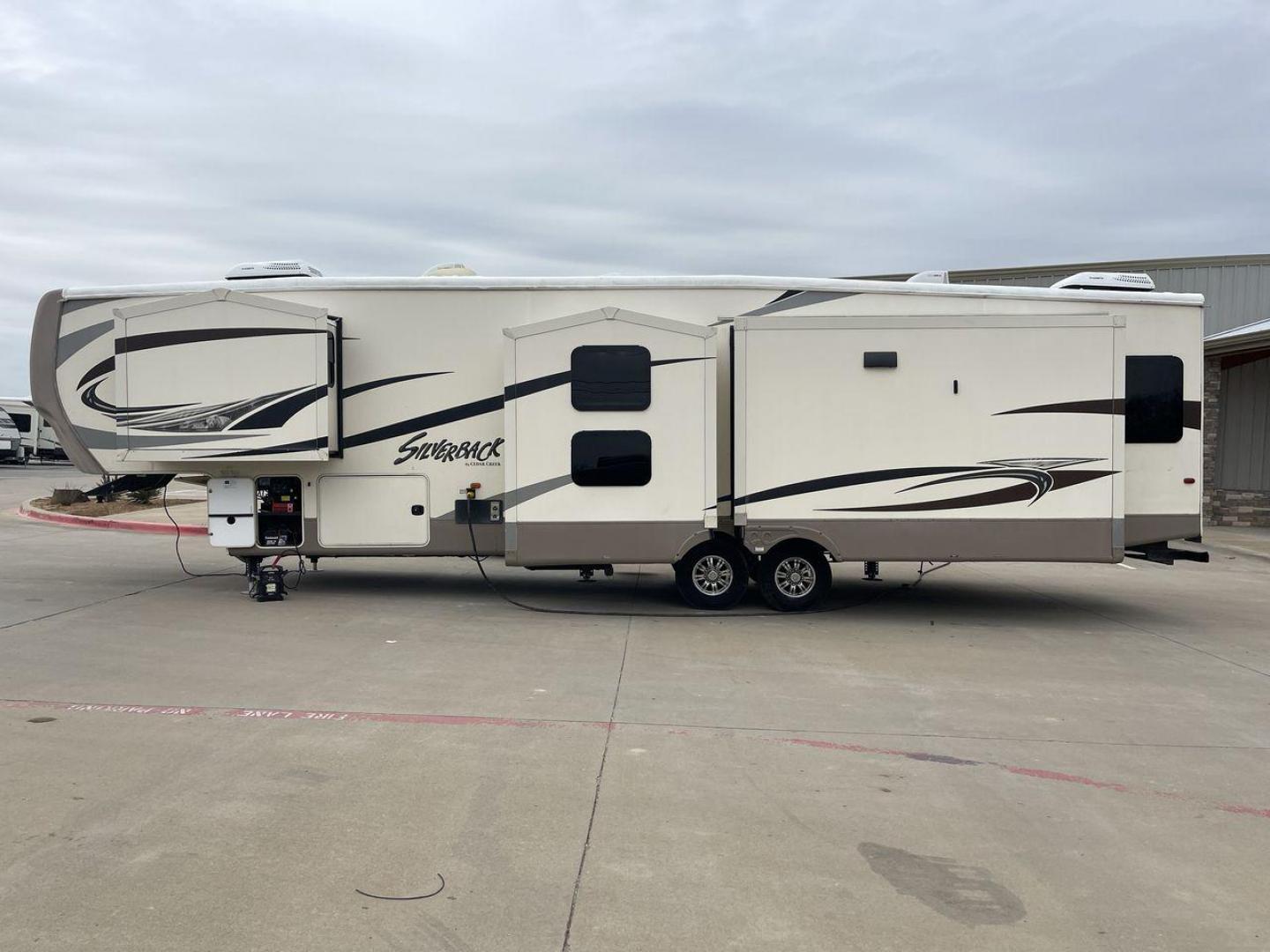 2016 BEIGE FOREST RIVER CEDAR CREEK SILVERBA - (4X4FCRN29GS) , Length: 42.17 ft. | Dry Weight: 12,620 lbs. | Gross Weight: 16,135 lbs. | Slides: 4 transmission, located at 4319 N Main Street, Cleburne, TX, 76033, (817) 221-0660, 32.435829, -97.384178 - This 2016 Forest River Fifth Wheel measures in at just over 42 feet long and 8 feet wide with a dry weight of 12,620 lbs. It has a GVWR of 16,135 lbs and a hitch weight of 2,135 lbs. It also comes with automatic heating and cooling rated at 40,000 and 15,000 BTUs respectively. The exterior of this u - Photo#24