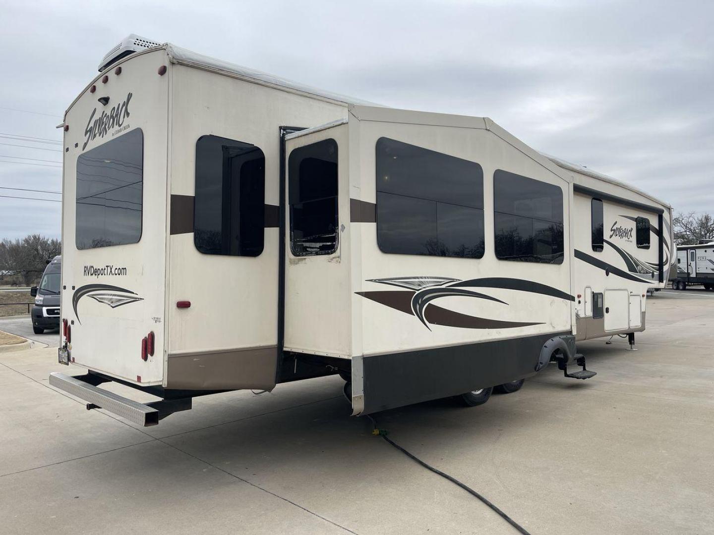 2016 BEIGE FOREST RIVER CEDAR CREEK SILVERBA - (4X4FCRN29GS) , Length: 42.17 ft. | Dry Weight: 12,620 lbs. | Gross Weight: 16,135 lbs. | Slides: 4 transmission, located at 4319 N Main Street, Cleburne, TX, 76033, (817) 221-0660, 32.435829, -97.384178 - This 2016 Forest River Fifth Wheel measures in at just over 42 feet long and 8 feet wide with a dry weight of 12,620 lbs. It has a GVWR of 16,135 lbs and a hitch weight of 2,135 lbs. It also comes with automatic heating and cooling rated at 40,000 and 15,000 BTUs respectively. The exterior of this u - Photo#25