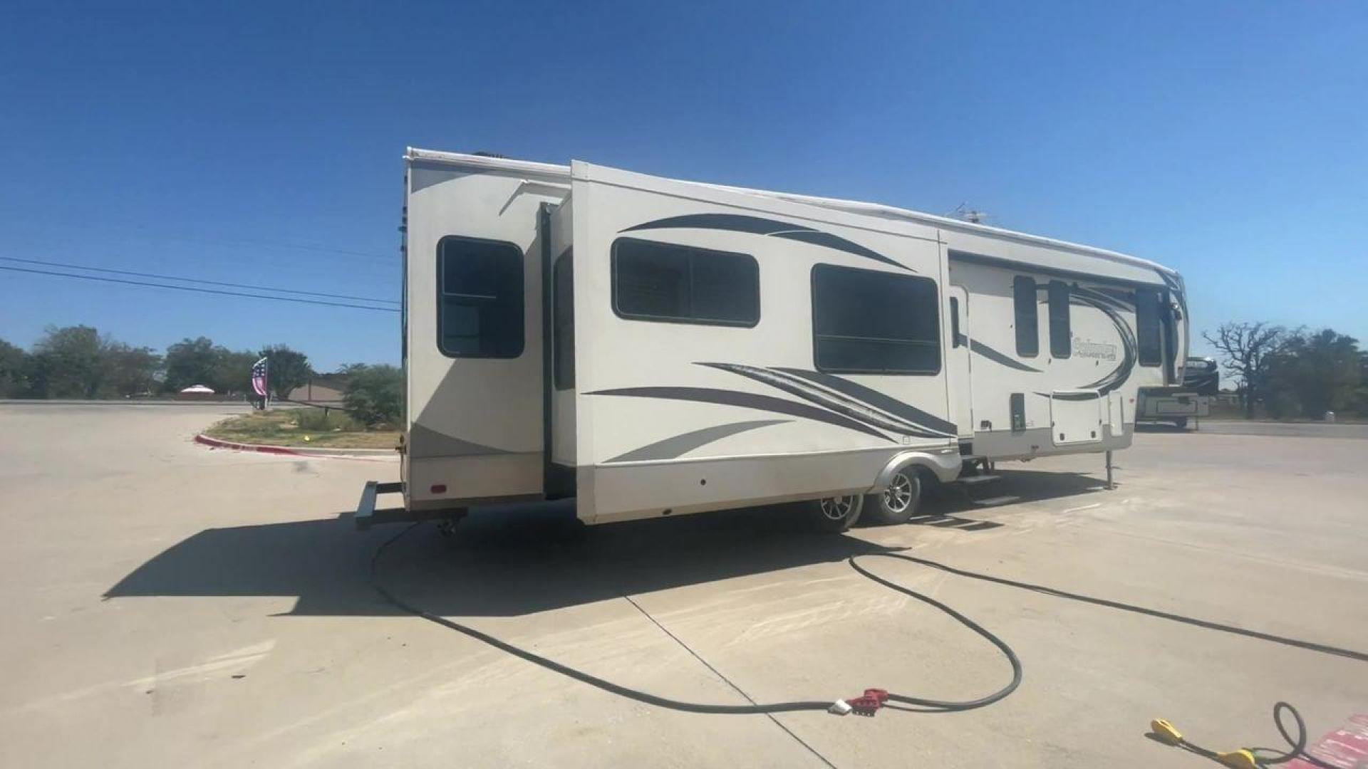 2016 GRAY FOREST RIVER COLUMBUS 377MBC (4X4FCMP22G6) , Length: 42.5 ft. | Dry Weight: 12,738 lbs. | Gross Weight: 15,750 lbs. | Slides: 4 transmission, located at 4319 N Main Street, Cleburne, TX, 76033, (817) 221-0660, 32.435829, -97.384178 - Photo#1