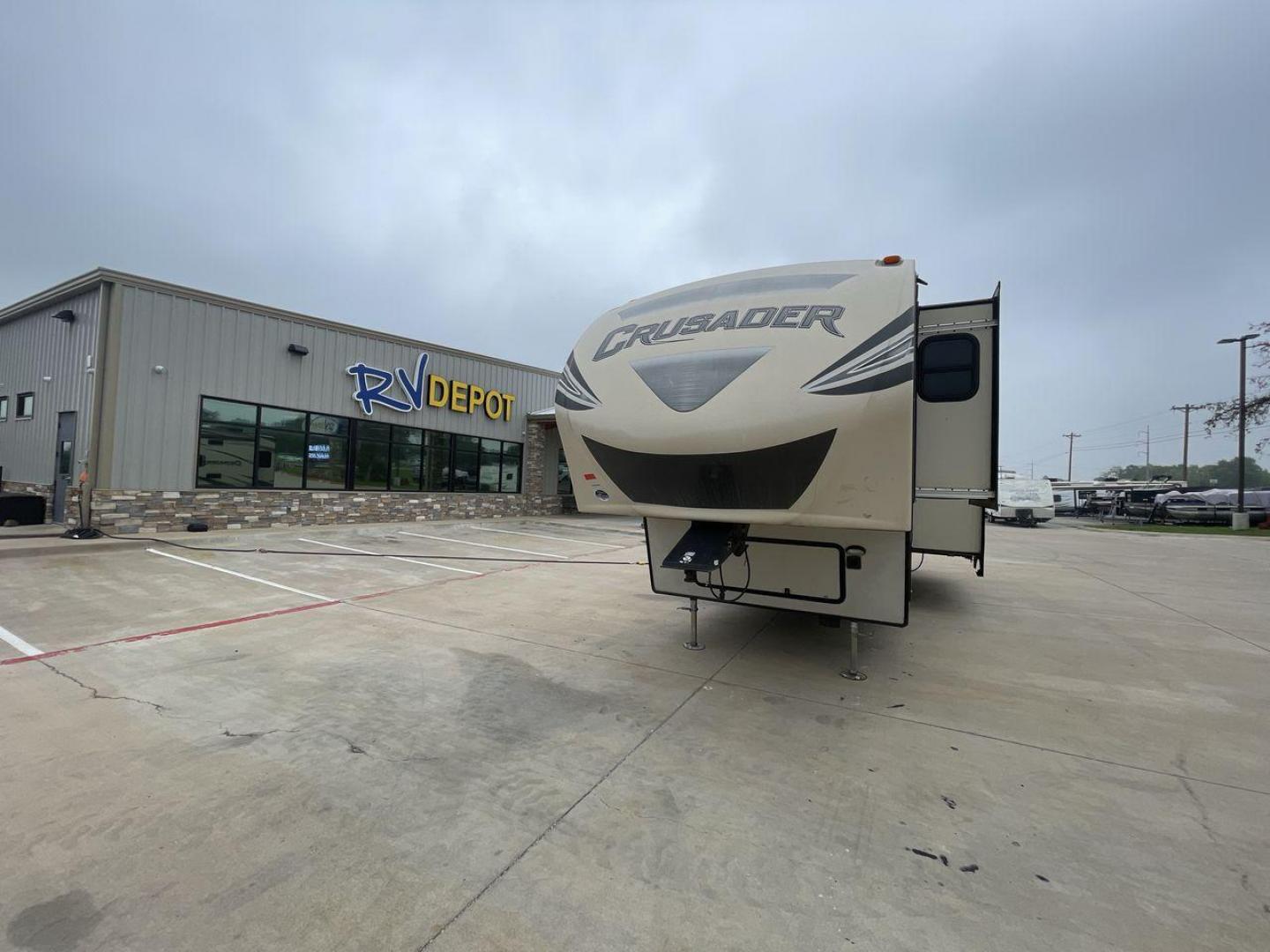 2016 TAN FOREST RIVER CRUSADER 315 (5ZT3CSXB8GG) , Length: 33.92 ft. | Dry Weight: 9,926 lbs. | Gross Weight: 12,353 lbs. | Slides: 3 transmission, located at 4319 N Main Street, Cleburne, TX, 76033, (817) 221-0660, 32.435829, -97.384178 - This 2016 Forest River Crusader 315 fifth wheel has dimensions of 33.92 ft in length, 8 ft in width, and 12.5 ft in height. It has a dry weight of 9,926 lbs, a payload capacity of 2,427 lbs. The GVWR is 12,353 lbs, and the hitch weight is 1,953 lbs. This fifth wheel has an aluminum body material and - Photo#0