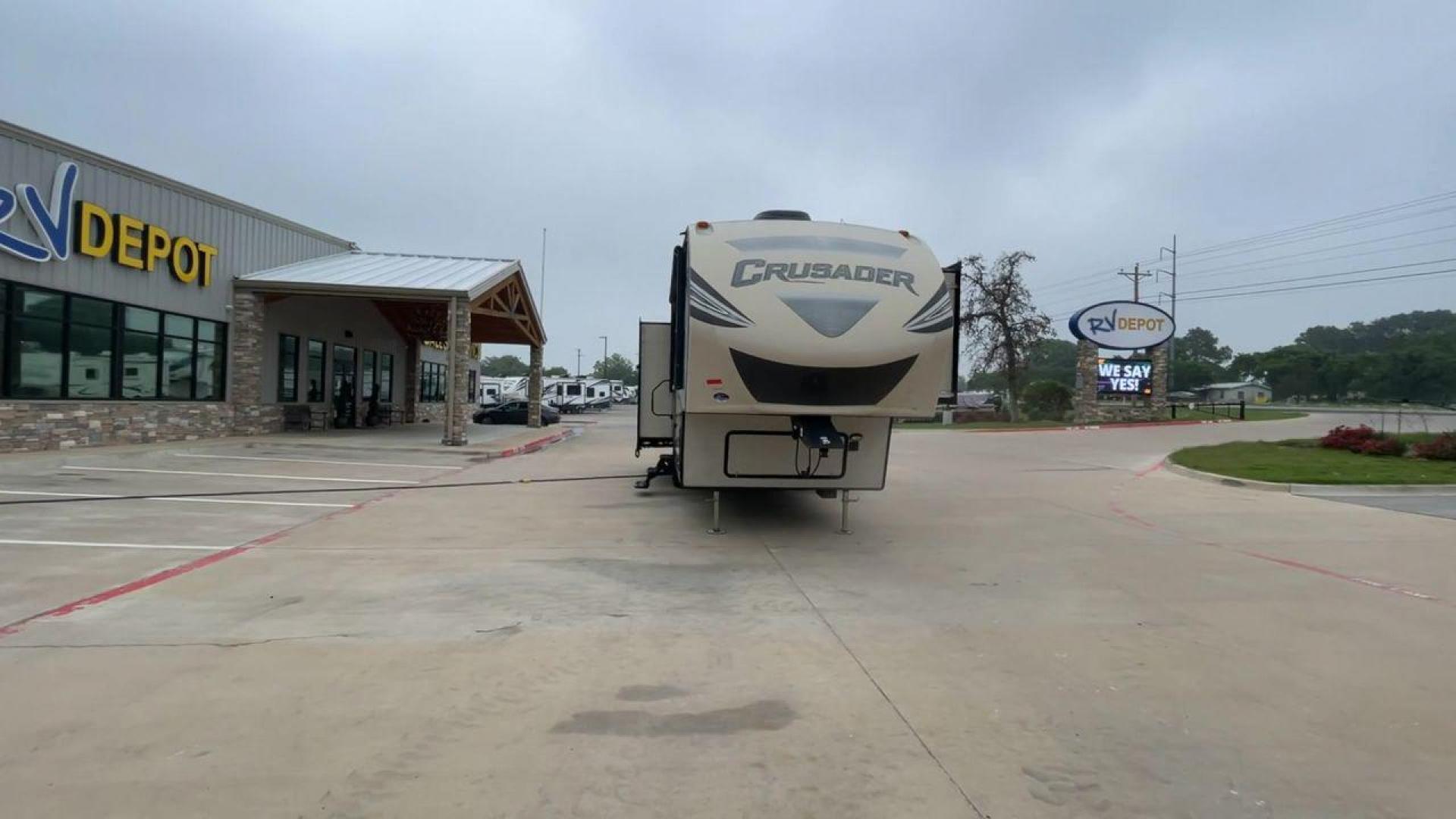 2016 TAN FOREST RIVER CRUSADER 315 (5ZT3CSXB8GG) , Length: 33.92 ft. | Dry Weight: 9,926 lbs. | Gross Weight: 12,353 lbs. | Slides: 3 transmission, located at 4319 N Main Street, Cleburne, TX, 76033, (817) 221-0660, 32.435829, -97.384178 - This 2016 Forest River Crusader 315 fifth wheel has dimensions of 33.92 ft in length, 8 ft in width, and 12.5 ft in height. It has a dry weight of 9,926 lbs, a payload capacity of 2,427 lbs. The GVWR is 12,353 lbs, and the hitch weight is 1,953 lbs. This fifth wheel has an aluminum body material and - Photo#4