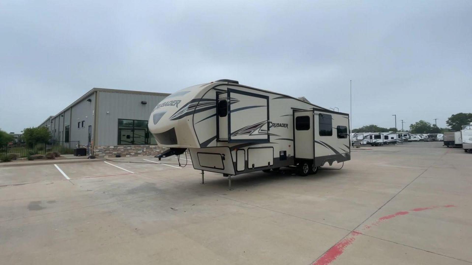 2016 TAN FOREST RIVER CRUSADER 315 (5ZT3CSXB8GG) , Length: 33.92 ft. | Dry Weight: 9,926 lbs. | Gross Weight: 12,353 lbs. | Slides: 3 transmission, located at 4319 N Main Street, Cleburne, TX, 76033, (817) 221-0660, 32.435829, -97.384178 - This 2016 Forest River Crusader 315 fifth wheel has dimensions of 33.92 ft in length, 8 ft in width, and 12.5 ft in height. It has a dry weight of 9,926 lbs, a payload capacity of 2,427 lbs. The GVWR is 12,353 lbs, and the hitch weight is 1,953 lbs. This fifth wheel has an aluminum body material and - Photo#5