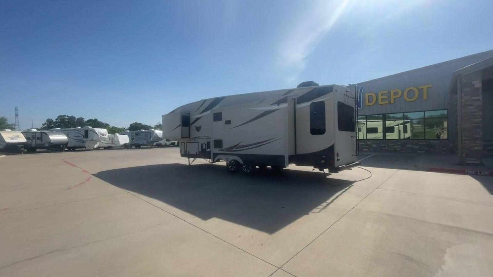 2016 BEIGE FOREST RIVER SABRE 330CK (4X4FSRJ2XG3) , Length: 36.83 ft. | Dry Weight:10,309 lbs. | Gross Weight: 13,870 lbs. | Slides: 3 transmission, located at 4319 N Main Street, Cleburne, TX, 76033, (817) 221-0660, 32.435829, -97.384178 - With a roomy cabin and well-thought-out design, the 2016 Forest River Sabre 330CK Fifth Wheel is a high-end camping trailer. It's 36.83 feet long and weighs 10,309 pounds when it's dry, which is a great size and weight for what it does. With three slides, there is plenty of room for you to relax and - Photo#7