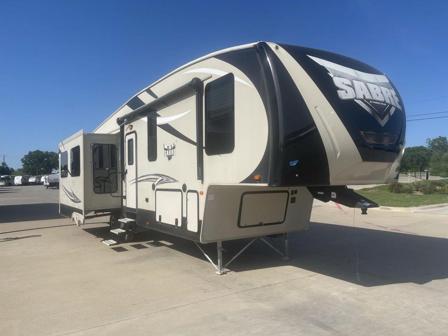 2016 BEIGE FOREST RIVER SABRE 330CK (4X4FSRJ2XG3) , Length: 36.83 ft. | Dry Weight:10,309 lbs. | Gross Weight: 13,870 lbs. | Slides: 3 transmission, located at 4319 N Main Street, Cleburne, TX, 76033, (817) 221-0660, 32.435829, -97.384178 - With a roomy cabin and well-thought-out design, the 2016 Forest River Sabre 330CK Fifth Wheel is a high-end camping trailer. It's 36.83 feet long and weighs 10,309 pounds when it's dry, which is a great size and weight for what it does. With three slides, there is plenty of room for you to relax and - Photo#23