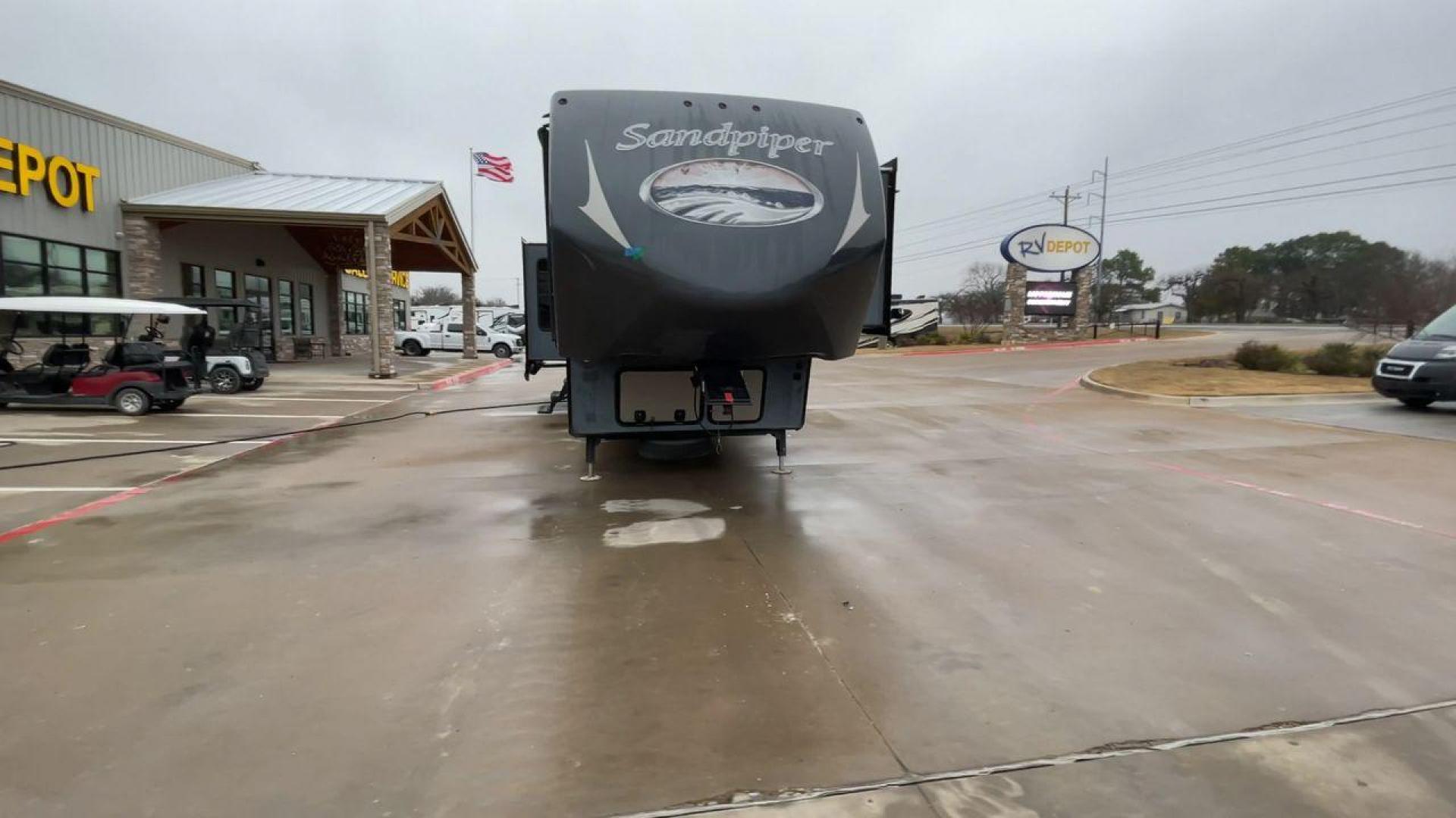 2016 TAN FOREST RIVER SANDPIPER 355RE (4X4FSAM25GJ) , Length: 40.75 ft. | Dry Weight: 12,139 lbs. | Gross Weight: 15,500 lbs. | Slides: 5 transmission, located at 4319 N Main Street, Cleburne, TX, 76033, (817) 221-0660, 32.435829, -97.384178 - Photo#4