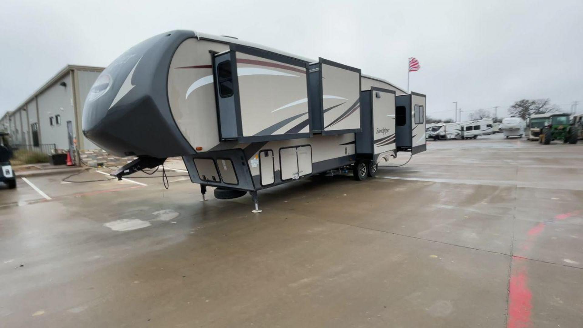 2016 TAN FOREST RIVER SANDPIPER 355RE (4X4FSAM25GJ) , Length: 40.75 ft. | Dry Weight: 12,139 lbs. | Gross Weight: 15,500 lbs. | Slides: 5 transmission, located at 4319 N Main Street, Cleburne, TX, 76033, (817) 221-0660, 32.435829, -97.384178 - Photo#5