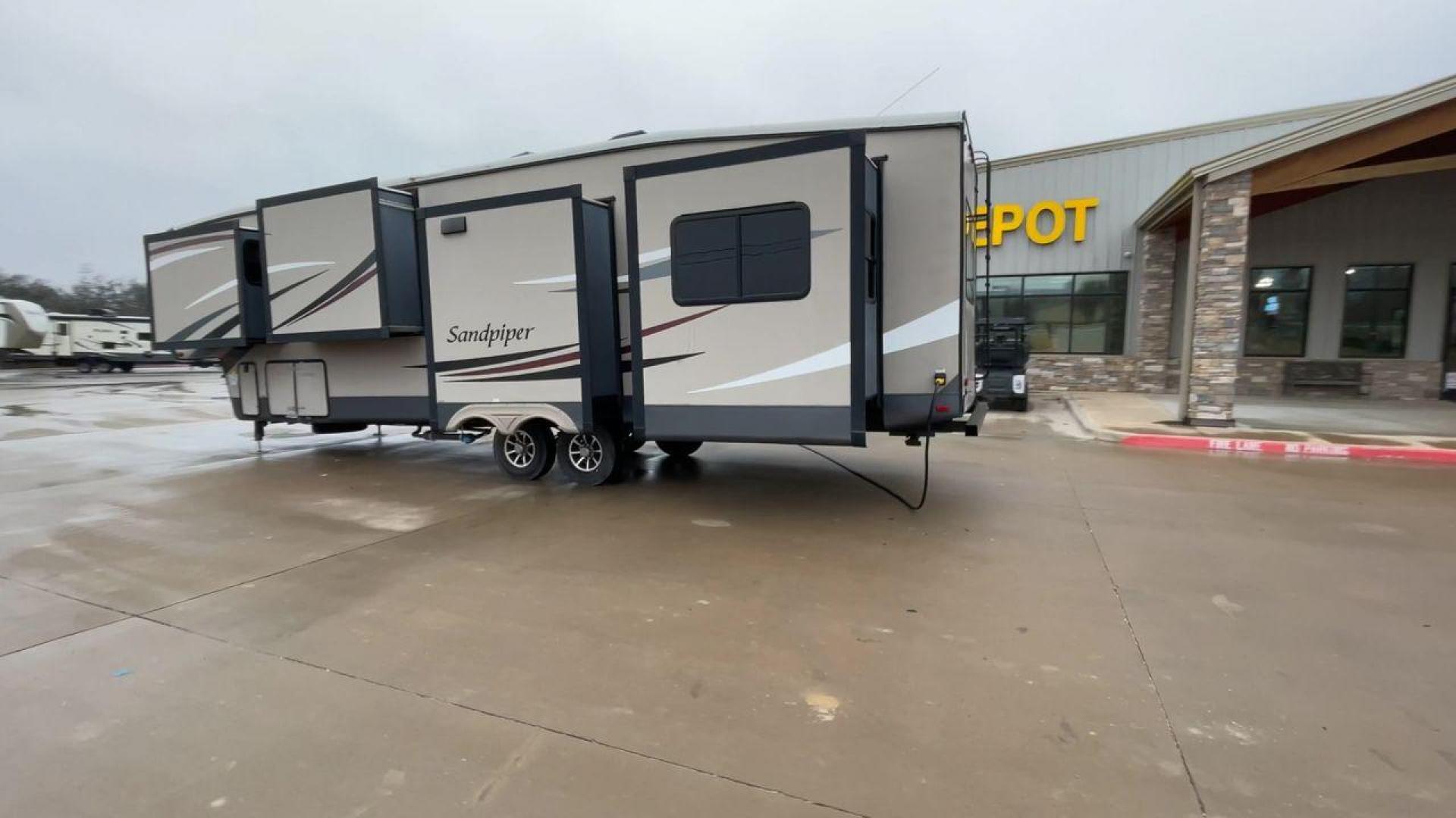 2016 TAN FOREST RIVER SANDPIPER 355RE (4X4FSAM25GJ) , Length: 40.75 ft. | Dry Weight: 12,139 lbs. | Gross Weight: 15,500 lbs. | Slides: 5 transmission, located at 4319 N Main Street, Cleburne, TX, 76033, (817) 221-0660, 32.435829, -97.384178 - Photo#7