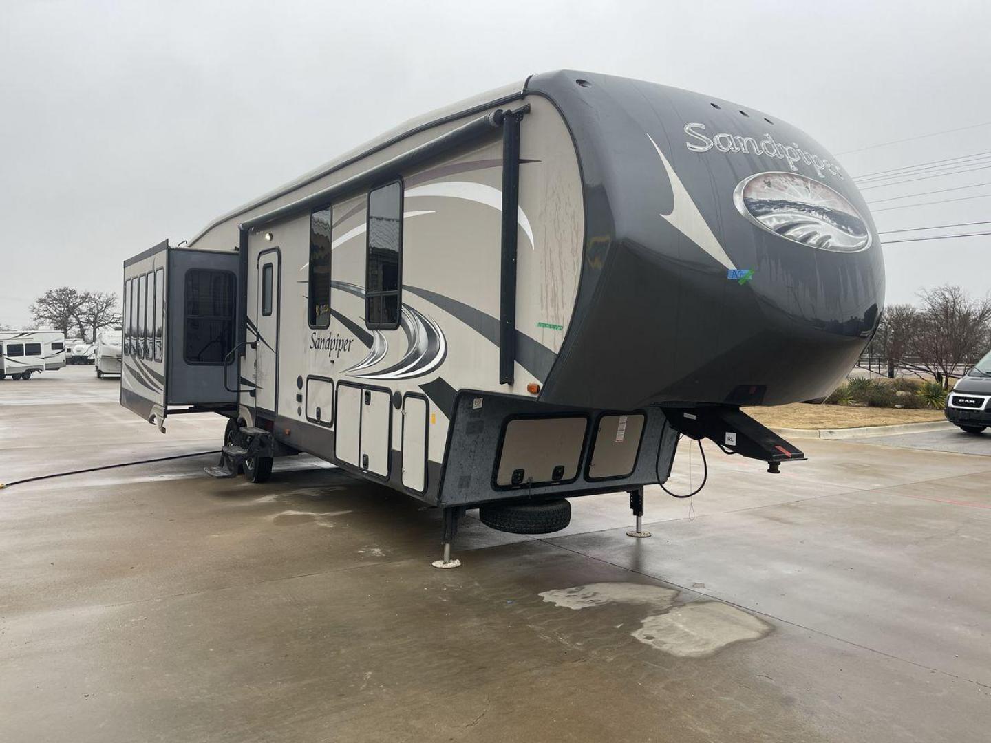 2016 TAN FOREST RIVER SANDPIPER 355RE (4X4FSAM25GJ) , Length: 40.75 ft. | Dry Weight: 12,139 lbs. | Gross Weight: 15,500 lbs. | Slides: 5 transmission, located at 4319 N Main Street, Cleburne, TX, 76033, (817) 221-0660, 32.435829, -97.384178 - Photo#23