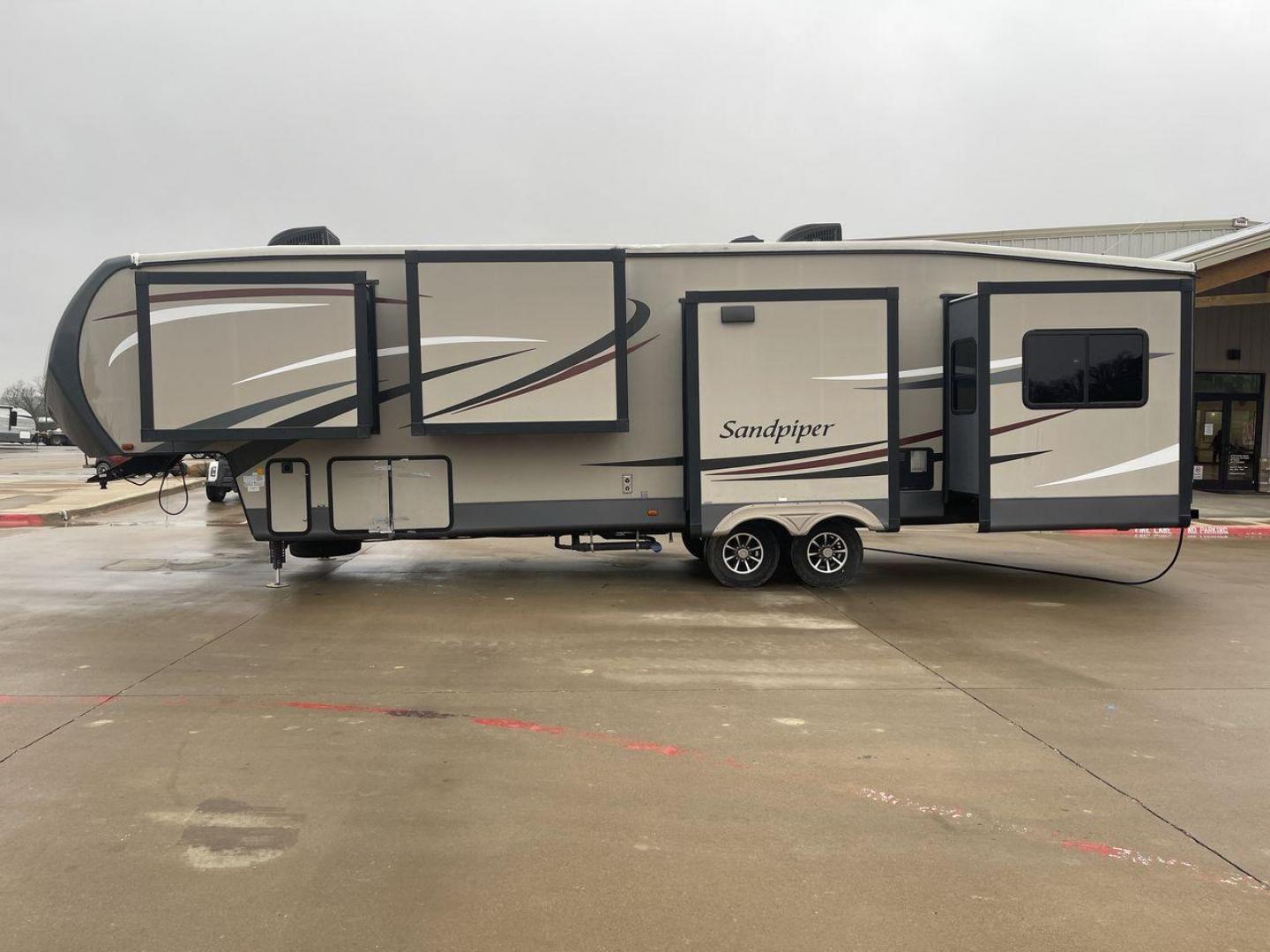 2016 TAN FOREST RIVER SANDPIPER 355RE (4X4FSAM25GJ) , Length: 40.75 ft. | Dry Weight: 12,139 lbs. | Gross Weight: 15,500 lbs. | Slides: 5 transmission, located at 4319 N Main Street, Cleburne, TX, 76033, (817) 221-0660, 32.435829, -97.384178 - Photo#24