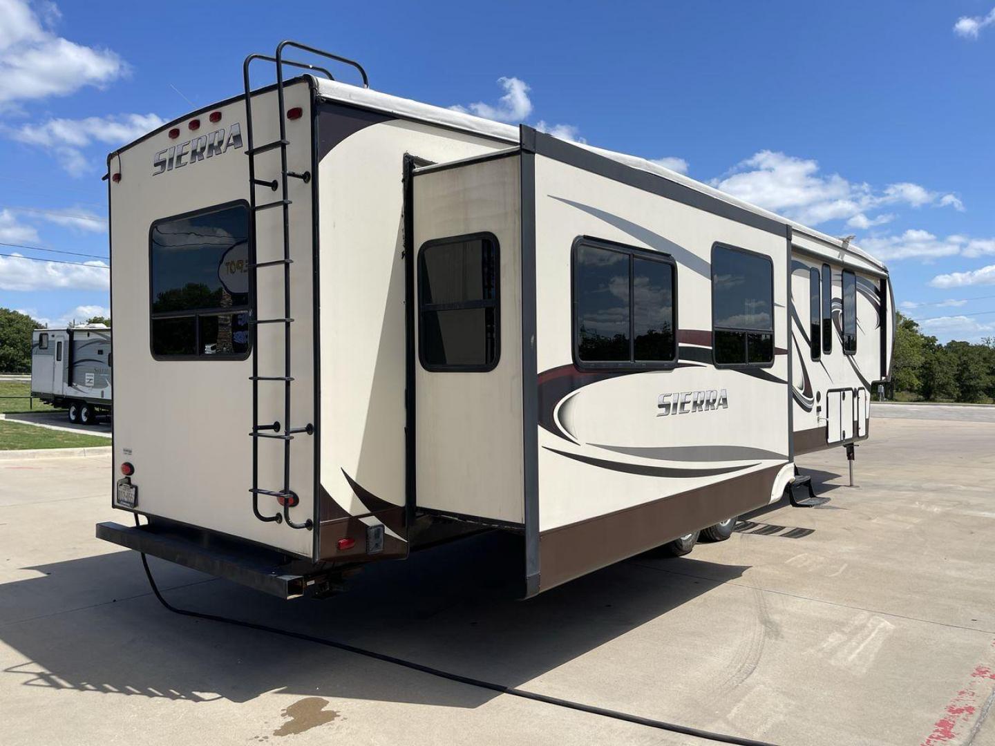 2016 FOREST RIVER SIERRA 371REBH (4X4FSEN22GJ) , located at 4319 N Main Street, Cleburne, TX, 76033, (817) 221-0660, 32.435829, -97.384178 - Photo#25