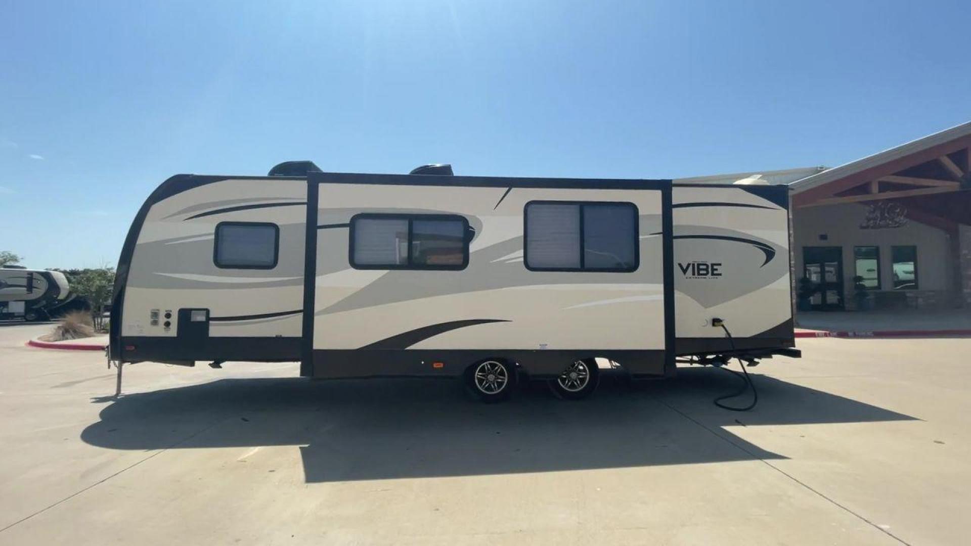 2016 WHITE FOREST RIVER VIBE 279RBS (4X4TVBD26G4) , Length: 33.25 ft. | Dry Weight: 7,032 lbs. | Slides: 2 transmission, located at 4319 N Main Street, Cleburne, TX, 76033, (817) 221-0660, 32.435829, -97.384178 - Photo#6