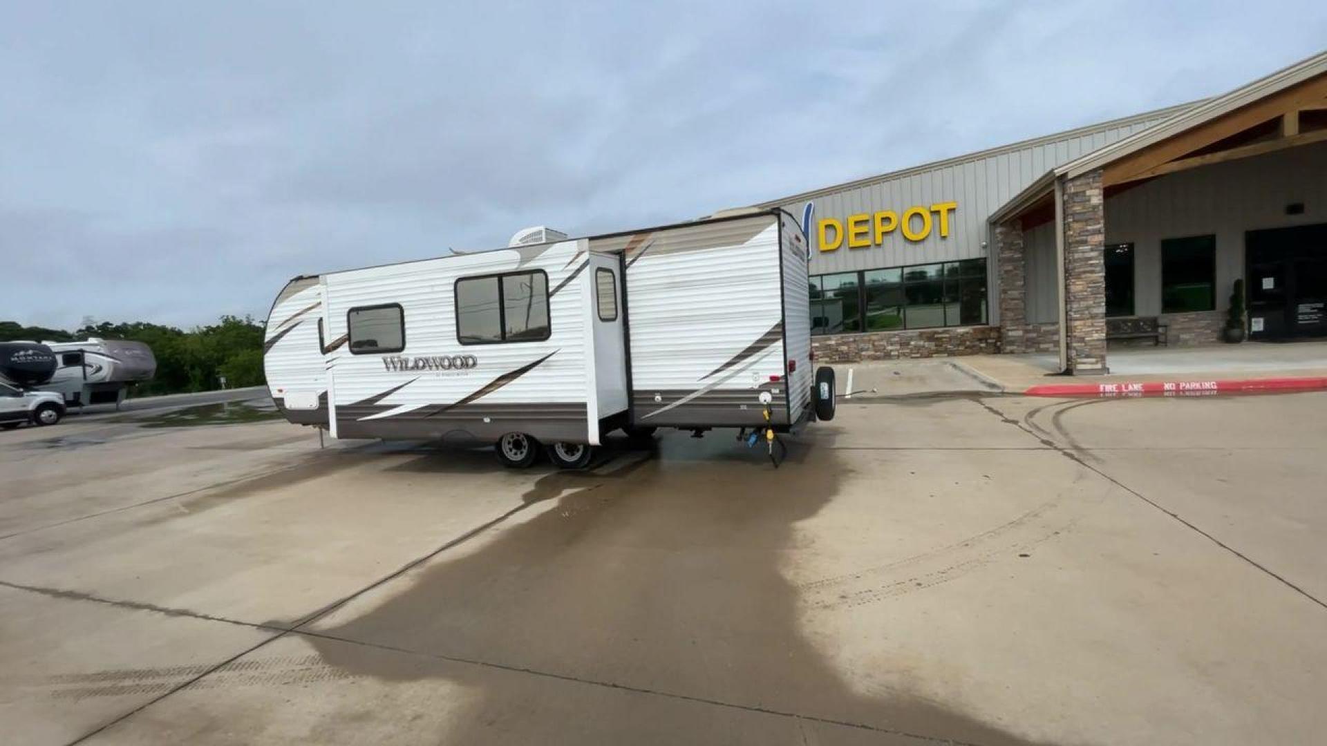 2016 WHITE FOREST RIVER WILDWOOD 28DBUD (4X4TWDD25GA) , Length: 29.83 ft. | Dry Weight: 5,847 lbs. | Slides: 1 transmission, located at 4319 N Main Street, Cleburne, TX, 76033, (817) 221-0660, 32.435829, -97.384178 - This 2016 Forest River Wildwood 28DBUD measures just a bit under 30 ft. in length. It has a dry weight of 5,847 lbs. and a payload capacity of 1,920 lbs. It is a dual-axle steel wheel set-up with 1 power-retractable slide and a 16-foot power-retractable awning. Inside, you will find a spacious m - Photo#7