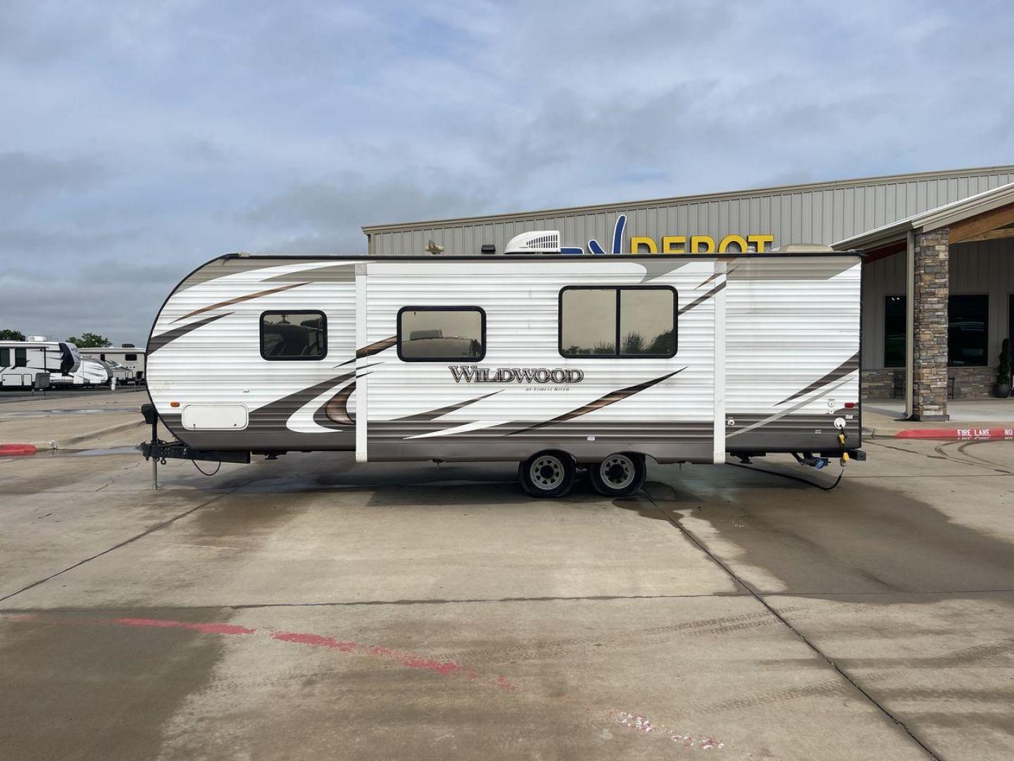 2016 WHITE FOREST RIVER WILDWOOD 28DBUD (4X4TWDD25GA) , Length: 29.83 ft. | Dry Weight: 5,847 lbs. | Slides: 1 transmission, located at 4319 N Main Street, Cleburne, TX, 76033, (817) 221-0660, 32.435829, -97.384178 - This 2016 Forest River Wildwood 28DBUD measures just a bit under 30 ft. in length. It has a dry weight of 5,847 lbs. and a payload capacity of 1,920 lbs. It is a dual-axle steel wheel set-up with 1 power-retractable slide and a 16-foot power-retractable awning. Inside, you will find a spacious m - Photo#24