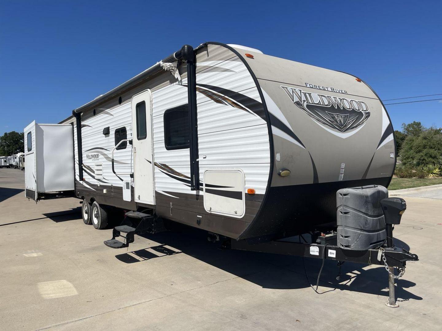 2016 FOREST RIVER WILDWOOD 31QBTS (4X4TWDG27G8) , Length: 35.5 ft. | Dry Weight: 8,140 lbs. | Slides: 3 transmission, located at 4319 N Main Street, Cleburne, TX, 76033, (817) 221-0660, 32.435829, -97.384178 - Photo#22