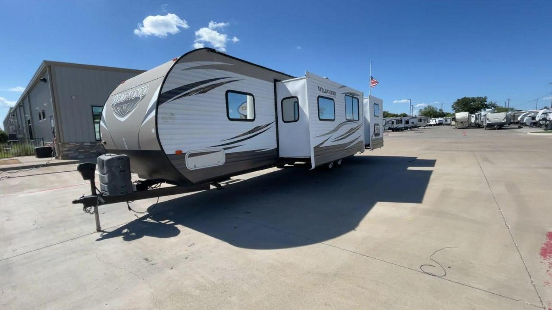 2016 FOREST RIVER WILDWOOD 31QBTS (4X4TWDG27G8) , Length: 35.5 ft. | Dry Weight: 8,140 lbs. | Slides: 3 transmission, located at 4319 N Main Street, Cleburne, TX, 76033, (817) 221-0660, 32.435829, -97.384178 - Photo#5