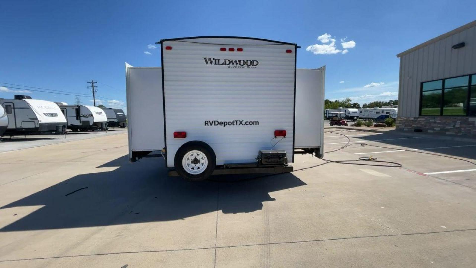 2016 FOREST RIVER WILDWOOD 31QBTS (4X4TWDG27G8) , Length: 35.5 ft. | Dry Weight: 8,140 lbs. | Slides: 3 transmission, located at 4319 N Main Street, Cleburne, TX, 76033, (817) 221-0660, 32.435829, -97.384178 - Photo#8