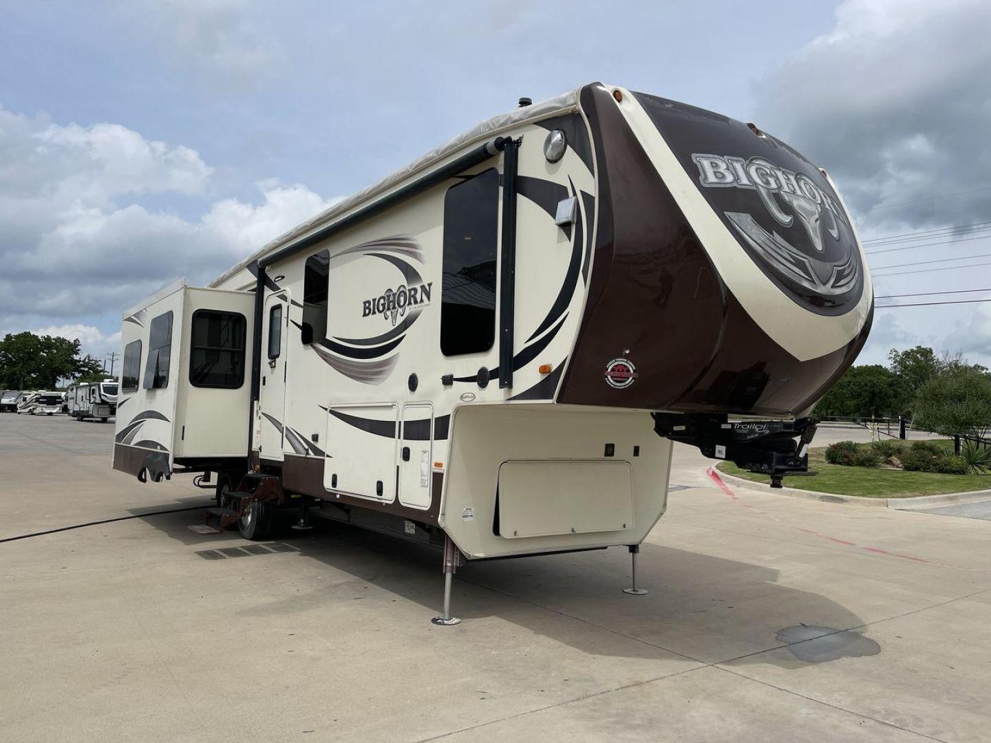 2016 HEARTLAND BIGHORN 3570RS (5SFBG3729GE) , located at 4319 N Main Street, Cleburne, TX, 76033, (817) 221-0660, 32.435829, -97.384178 - Photo#23