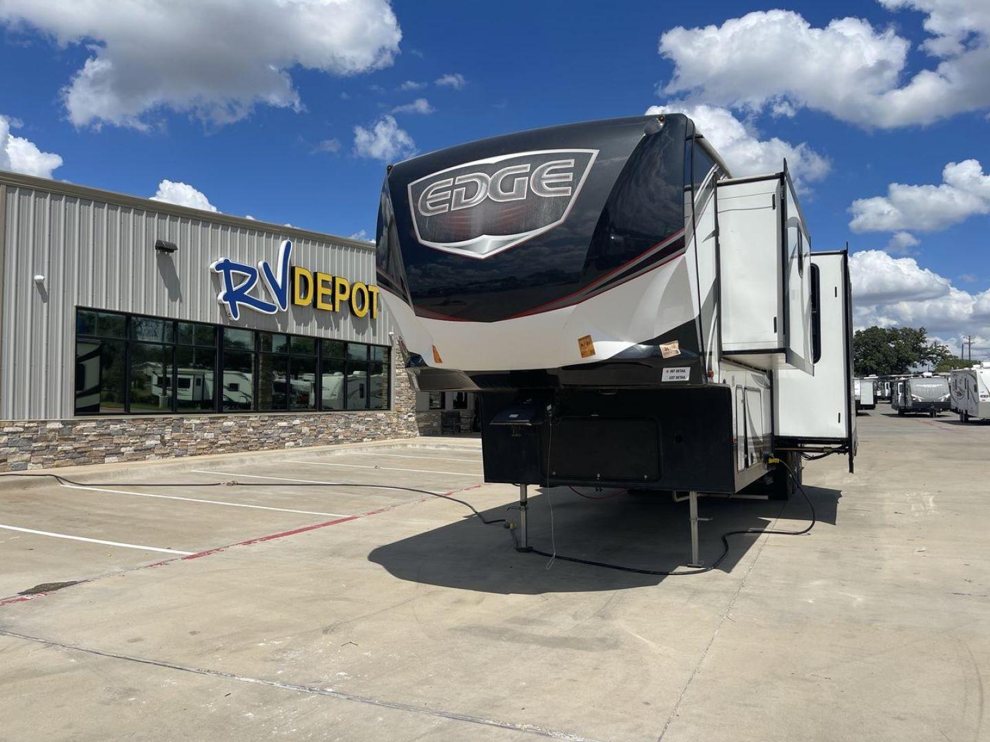 2016 HEARTLAND EDGE 399 (5SFCG4336GE) , Slides: 3 transmission, located at 4319 N Main Street, Cleburne, TX, 76033, (817) 221-0660, 32.435829, -97.384178 - Photo#0