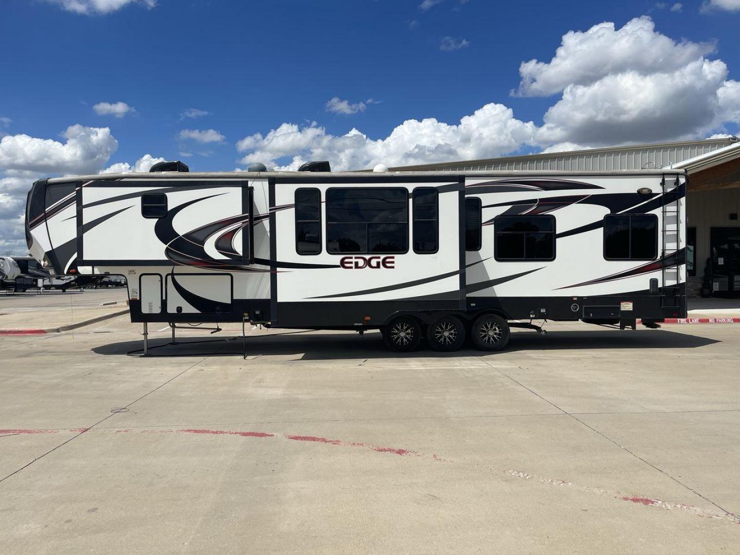 2016 HEARTLAND EDGE 399 (5SFCG4336GE) , Slides: 3 transmission, located at 4319 N Main Street, Cleburne, TX, 76033, (817) 221-0660, 32.435829, -97.384178 - Photo#23