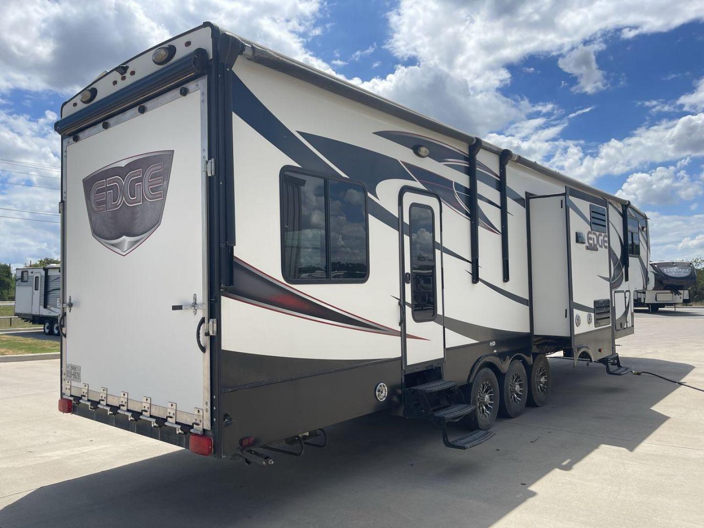 2016 HEARTLAND EDGE 399 (5SFCG4336GE) , Slides: 3 transmission, located at 4319 N Main Street, Cleburne, TX, 76033, (817) 221-0660, 32.435829, -97.384178 - Photo#24