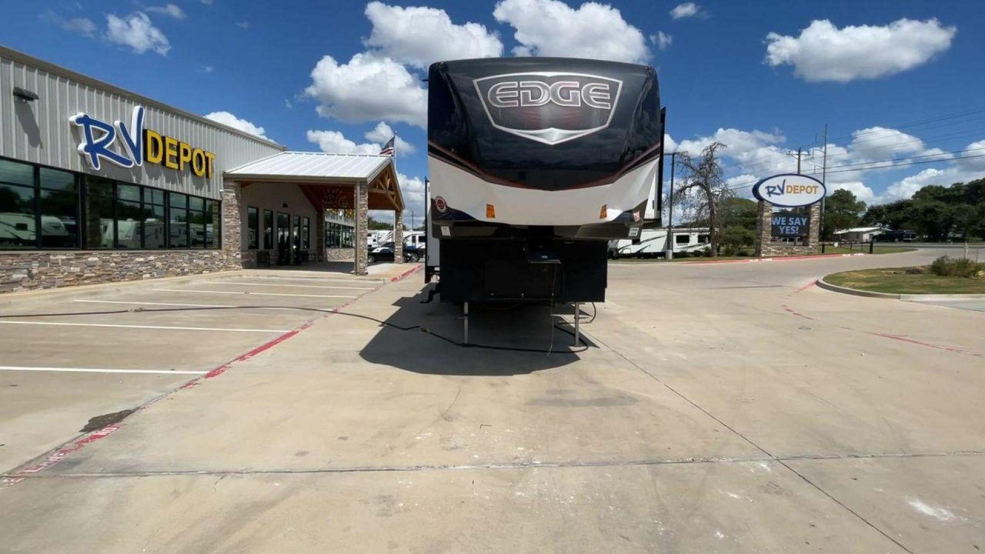 2016 HEARTLAND EDGE 399 (5SFCG4336GE) , Slides: 3 transmission, located at 4319 N Main Street, Cleburne, TX, 76033, (817) 221-0660, 32.435829, -97.384178 - Photo#4