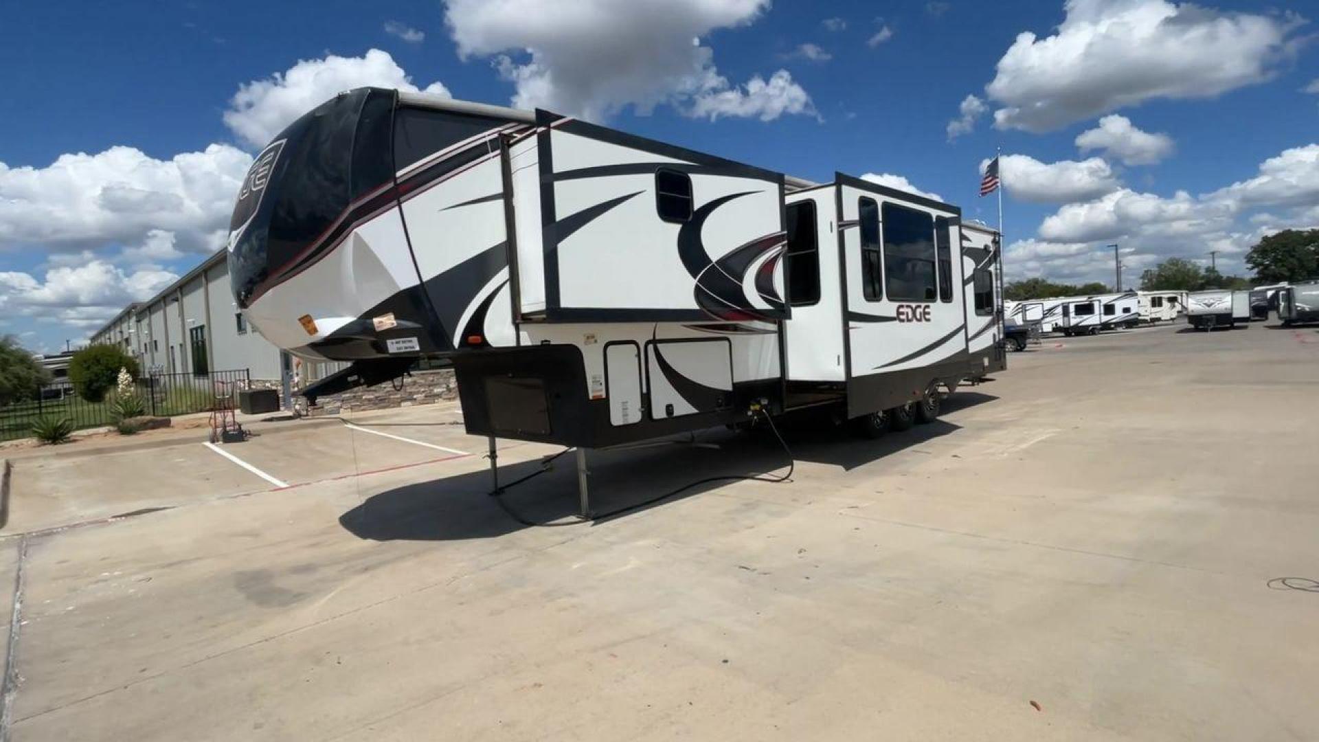 2016 HEARTLAND EDGE 399 (5SFCG4336GE) , Slides: 3 transmission, located at 4319 N Main Street, Cleburne, TX, 76033, (817) 221-0660, 32.435829, -97.384178 - Photo#5