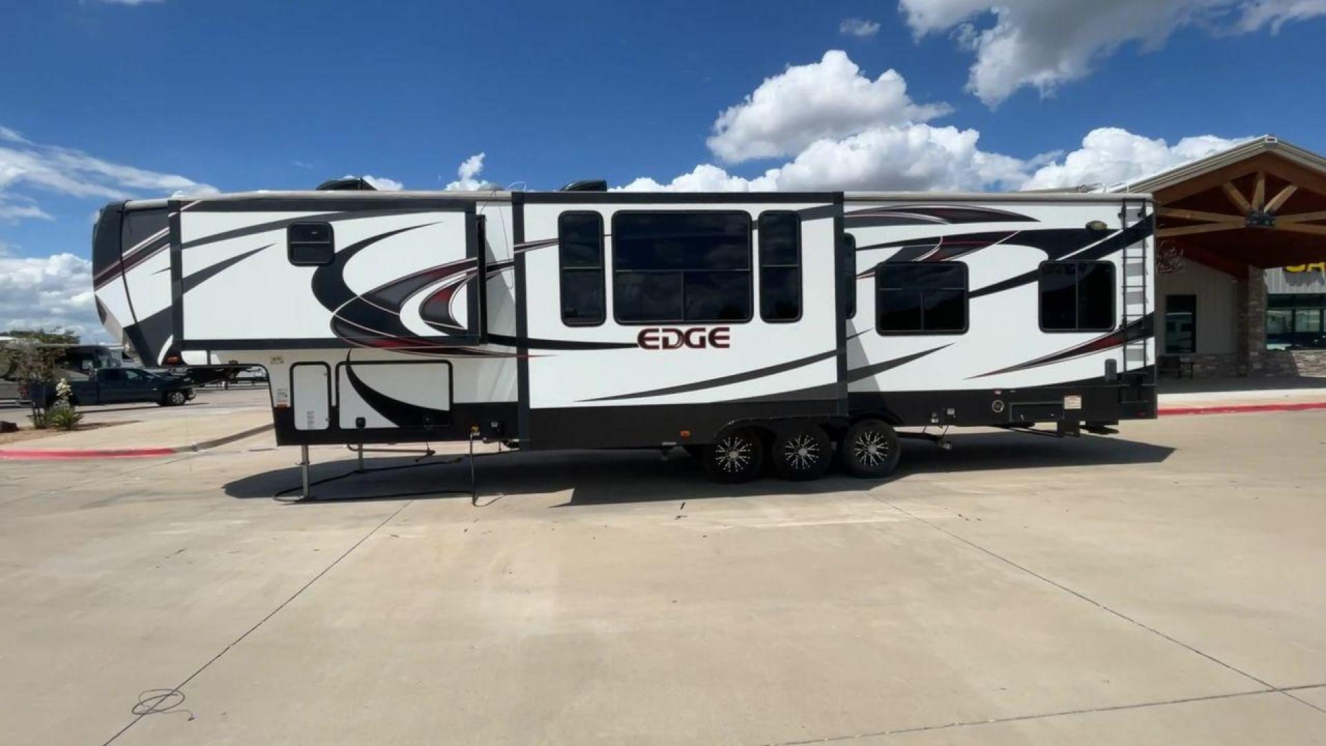 2016 HEARTLAND EDGE 399 (5SFCG4336GE) , Slides: 3 transmission, located at 4319 N Main Street, Cleburne, TX, 76033, (817) 221-0660, 32.435829, -97.384178 - Photo#6