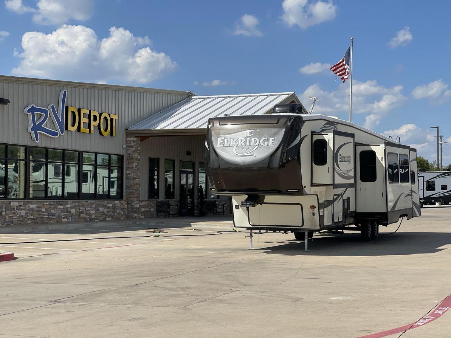 2016 TAN HEARTLAND ELKRIDGE 38RSRT (5SFRG4225GE) , Length: 41.58 ft. | Dry Weight: 13,400 lbs. | Gross Weight: 15,500 lbs. | Slides: 5 transmission, located at 4319 N Main Street, Cleburne, TX, 76033, (817) 221-0660, 32.435829, -97.384178 - This 2016 Heartland Elkridge 38RSRT is a dual-axle aluminum wheel setup measuring 41.58 ft. in length and 12.92 ft. in height. It has a dry weight of 13,400 lbs. and a GVWR of 15,500 lbs. It includes five spacious slides and one 21-foot awning. This fifth wheel highlights two bedrooms, two bathrooms - Photo#0