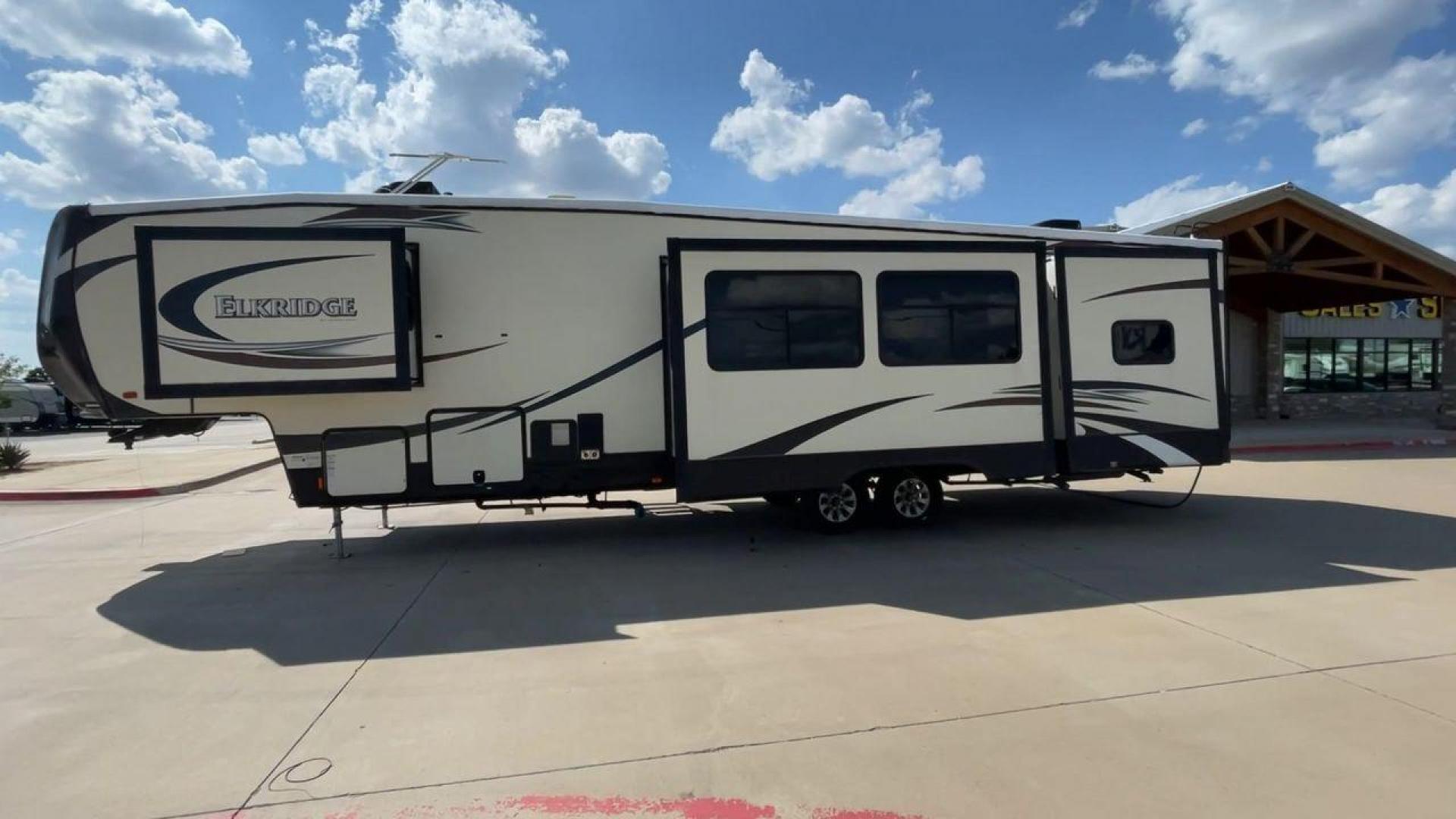 2016 TAN HEARTLAND ELKRIDGE 38RSRT (5SFRG4225GE) , Length: 41.58 ft. | Dry Weight: 13,400 lbs. | Gross Weight: 15,500 lbs. | Slides: 5 transmission, located at 4319 N Main Street, Cleburne, TX, 76033, (817) 221-0660, 32.435829, -97.384178 - This 2016 Heartland Elkridge 38RSRT is a dual-axle aluminum wheel setup measuring 41.58 ft. in length and 12.92 ft. in height. It has a dry weight of 13,400 lbs. and a GVWR of 15,500 lbs. It includes five spacious slides and one 21-foot awning. This fifth wheel highlights two bedrooms, two bathrooms - Photo#6