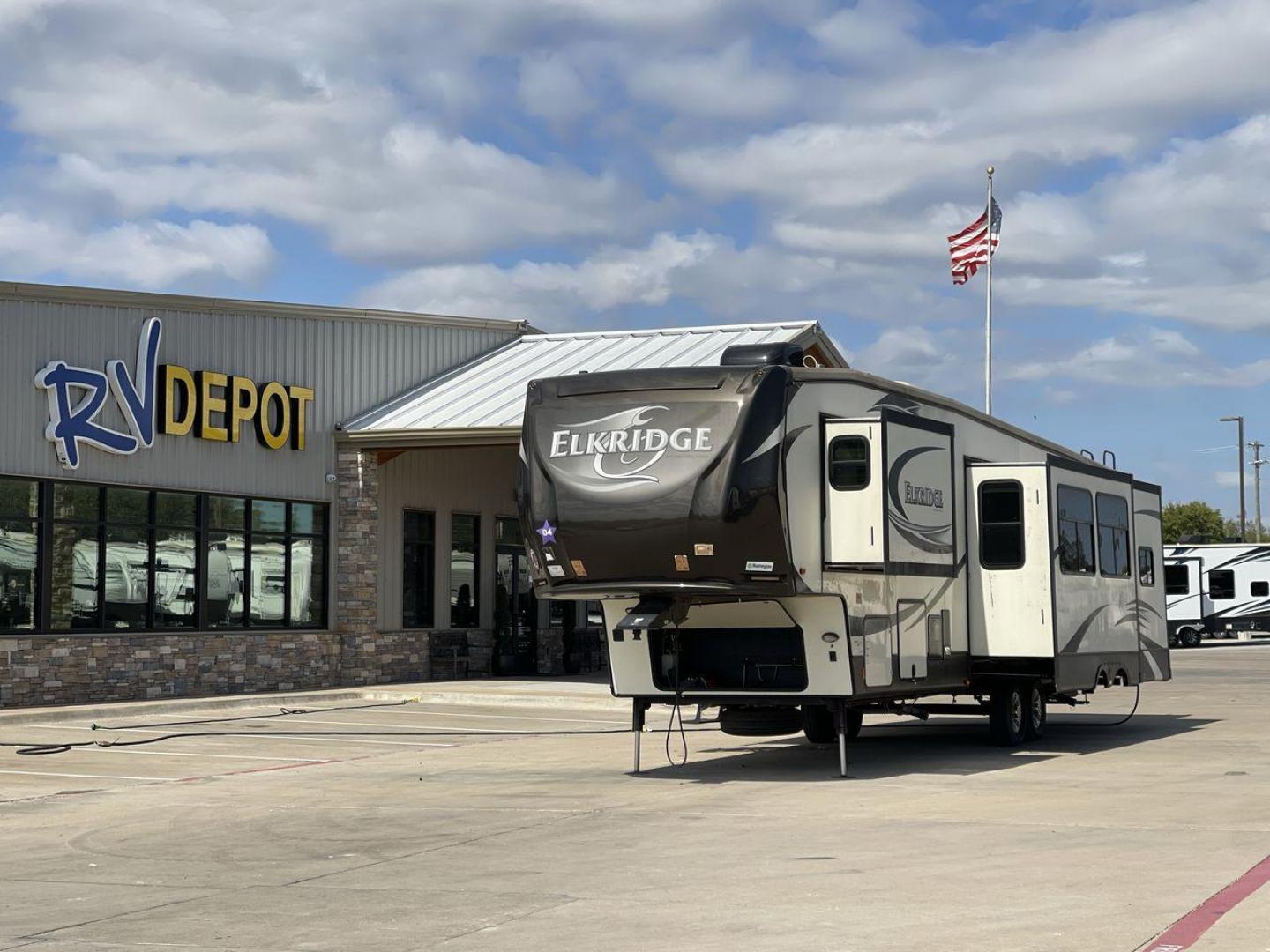 2016 HEARTLAND ELKRIDGE 38RSRT (5SFRG4226GE) , Length: 41.6 ft. | Dry Weight: 13,400 lbs. | Gross Weight: 15,500 lbs. | Slides: 5 transmission, located at 4319 N Main Street, Cleburne, TX, 76033, (817) 221-0660, 32.435829, -97.384178 - Photo#0