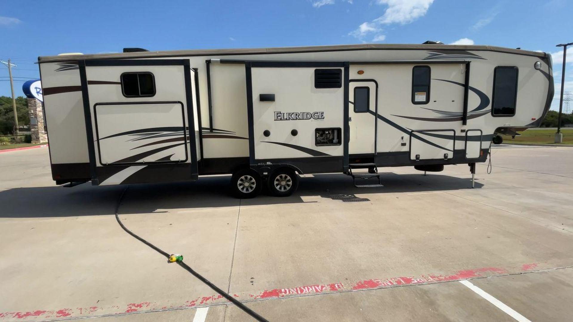 2016 HEARTLAND ELKRIDGE 38RSRT (5SFRG4226GE) , Length: 41.6 ft. | Dry Weight: 13,400 lbs. | Gross Weight: 15,500 lbs. | Slides: 5 transmission, located at 4319 N Main Street, Cleburne, TX, 76033, (817) 221-0660, 32.435829, -97.384178 - Photo#2