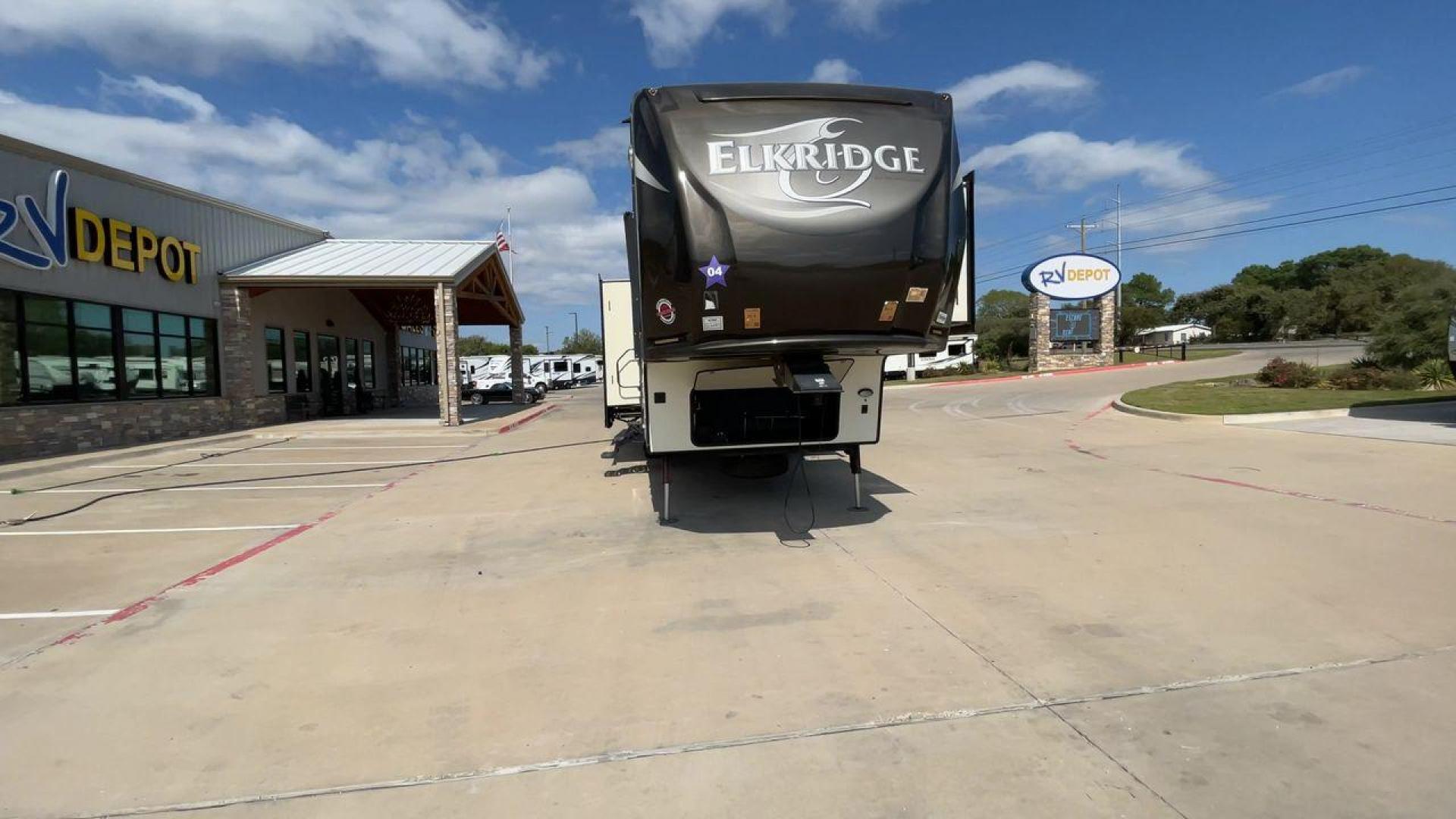 2016 HEARTLAND ELKRIDGE 38RSRT (5SFRG4226GE) , Length: 41.6 ft. | Dry Weight: 13,400 lbs. | Gross Weight: 15,500 lbs. | Slides: 5 transmission, located at 4319 N Main Street, Cleburne, TX, 76033, (817) 221-0660, 32.435829, -97.384178 - Photo#4